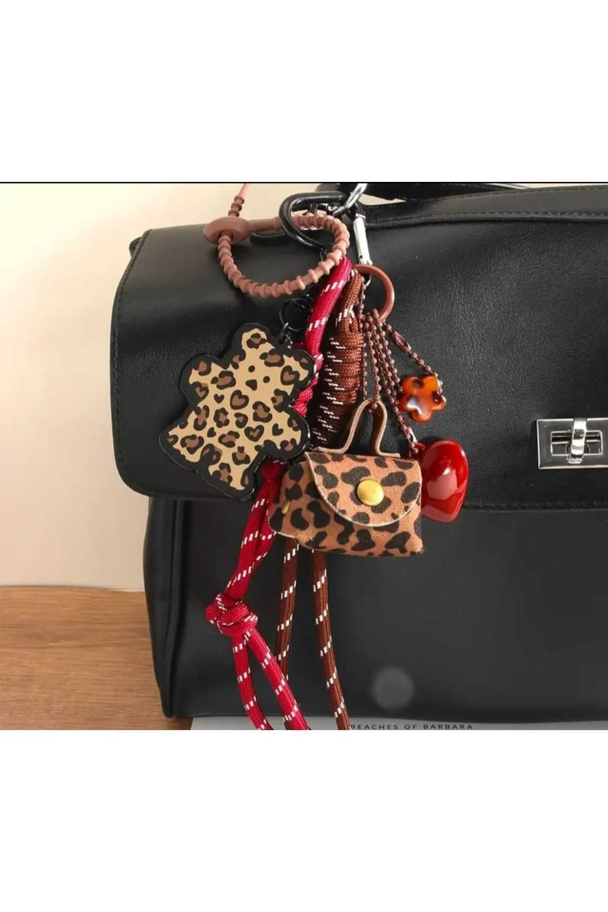TanLight KIRMIZI VE BEYAZ ÖRGÜLÜ KULP İLE ŞIK LEOPAR DESENLİ ŞIK KALP ŞEKİLLİ ANAHTAR ÇANTA CHARMI