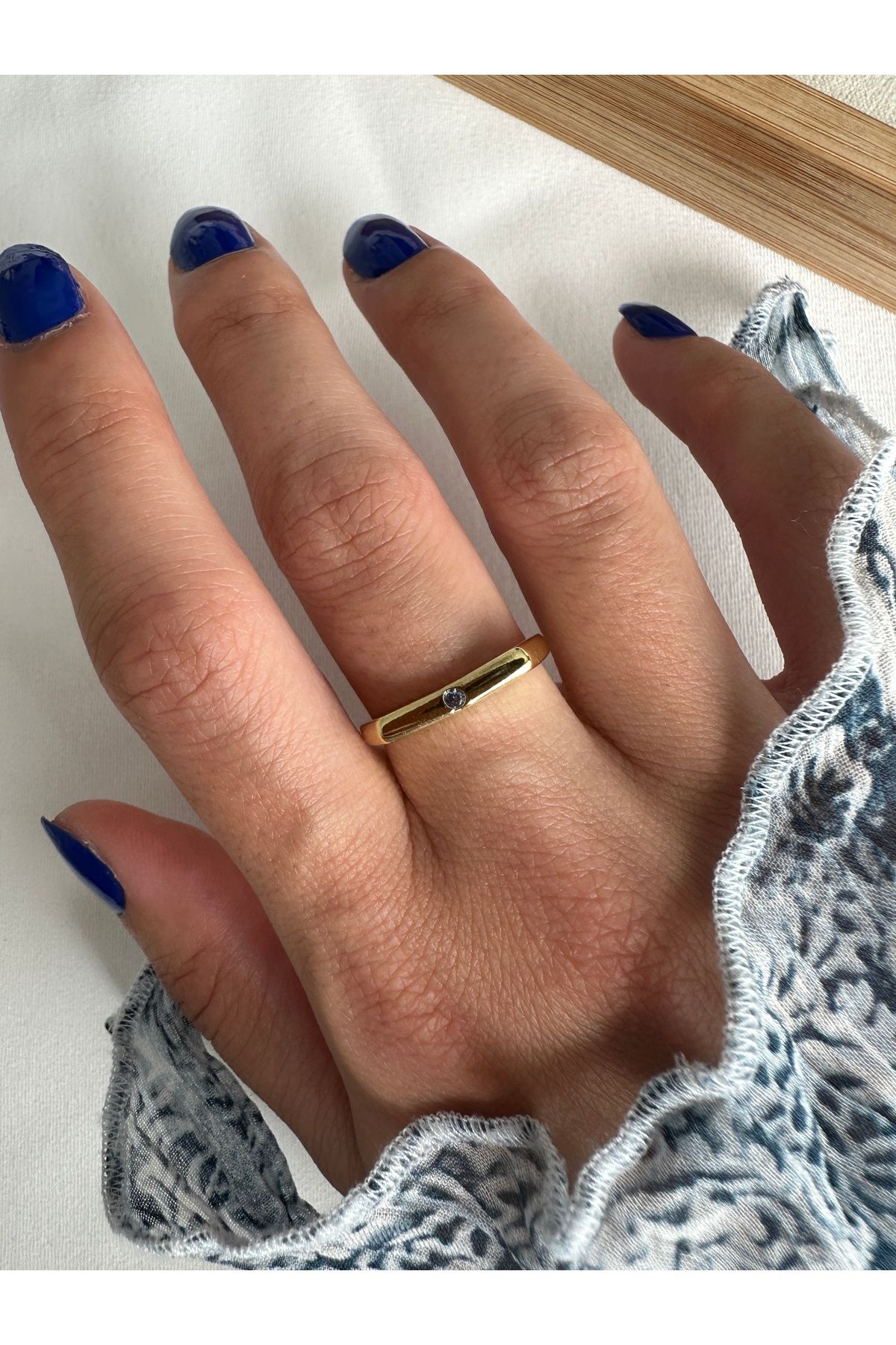 ringbox Gold Mavi Tektaşlı Line Yüzük