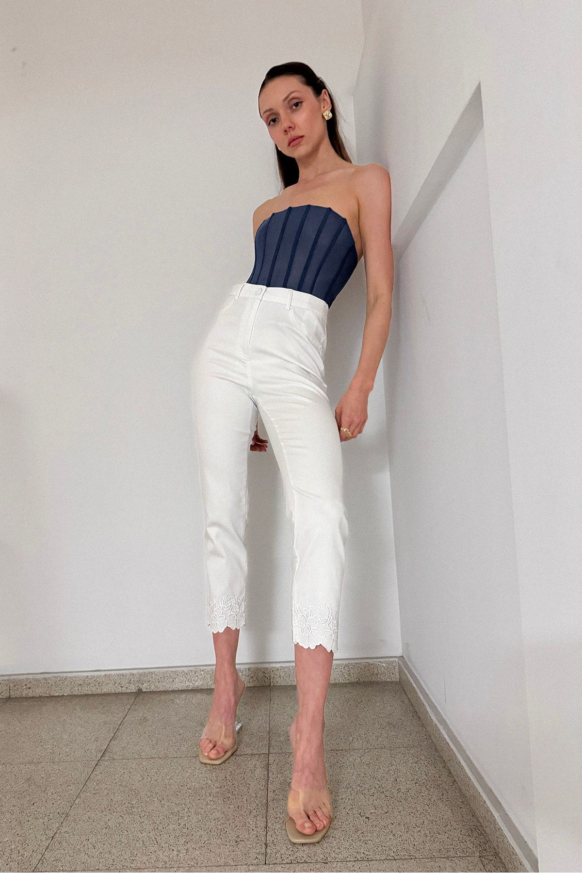 Selesty Beyaz Paçaları İşleme Detaylı Yüksek Bel Bootcut Kadın Pantolon