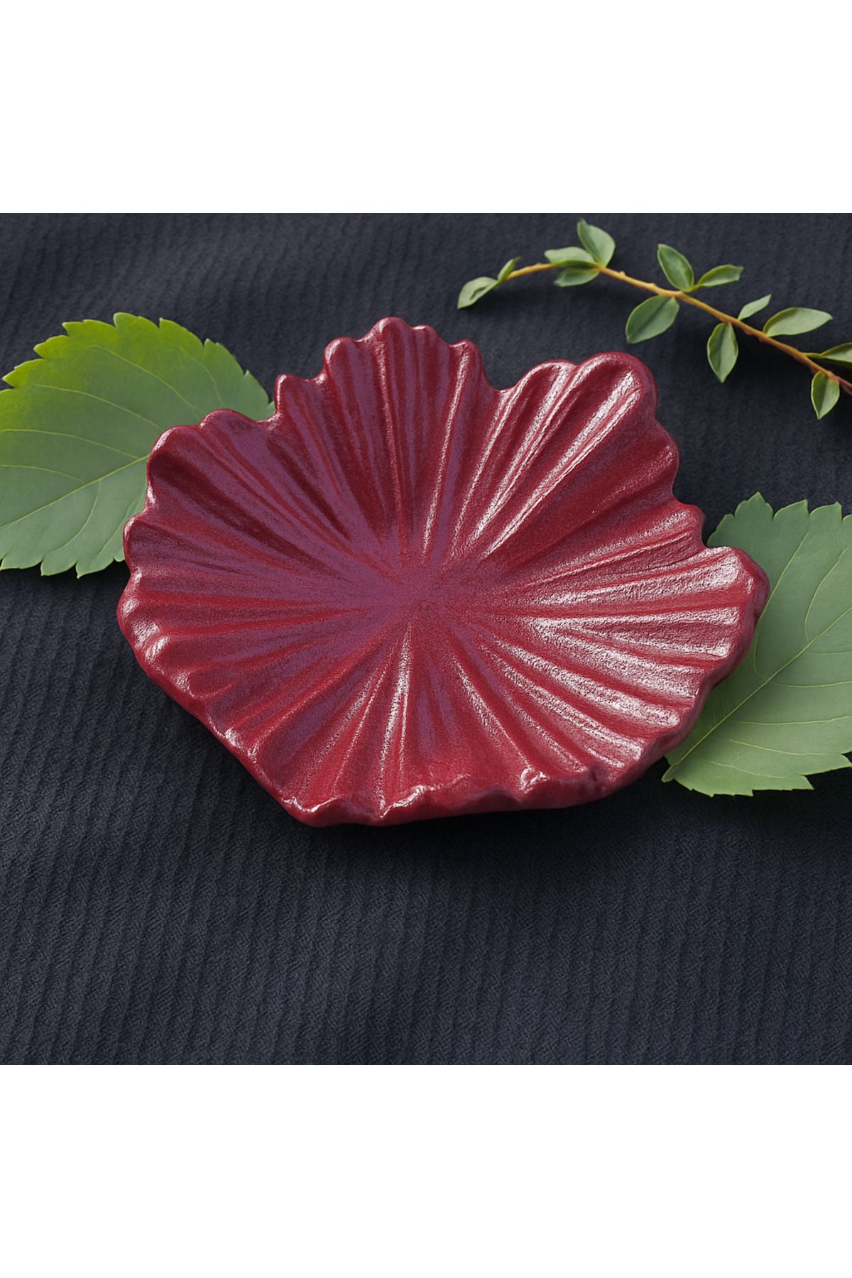 EvrenyeHome Casted Soul Series – Crimson Bloom Tray | El Yapımı Alüminyum Dekoratif Obje, Çerezlik & Takılık