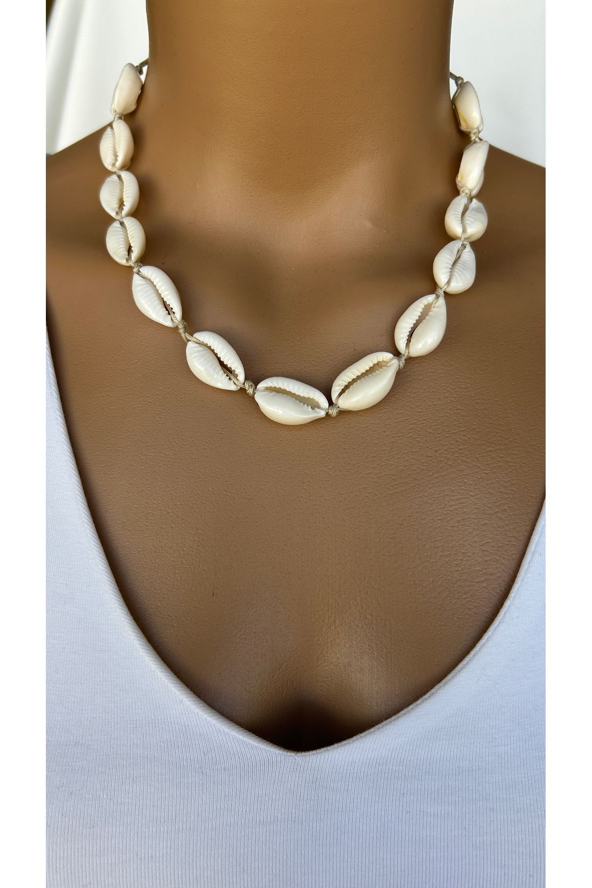 Alvora Accessories Deniz Kabuğu El Yapımı Asansörlü İster Choker İster Uzun Kullanım Sağlayan İp Üzerine Boncuk Kolye