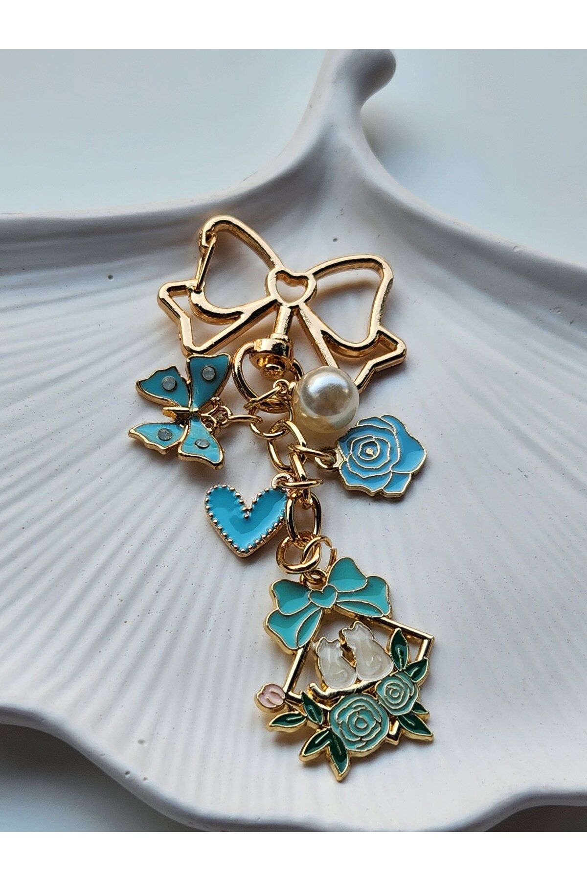 GIHANDMADE 💙 Mavi Aşklar Çanta Charmı – Kuşlu Gül Figürlü İnci Detaylı Zarif Aksesuar