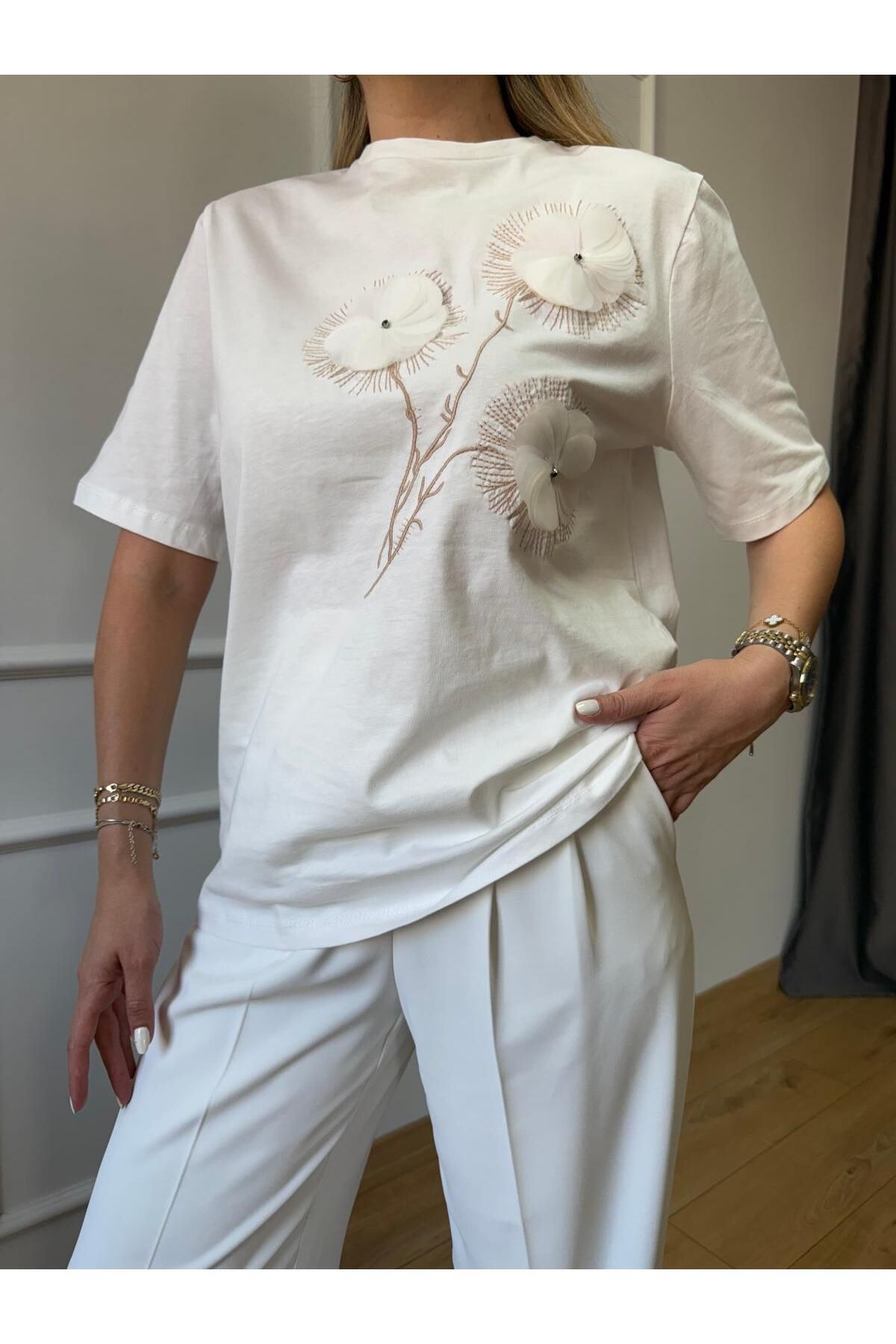 Size Özgü Ekru Çiçek Kabartmalı Tshirt