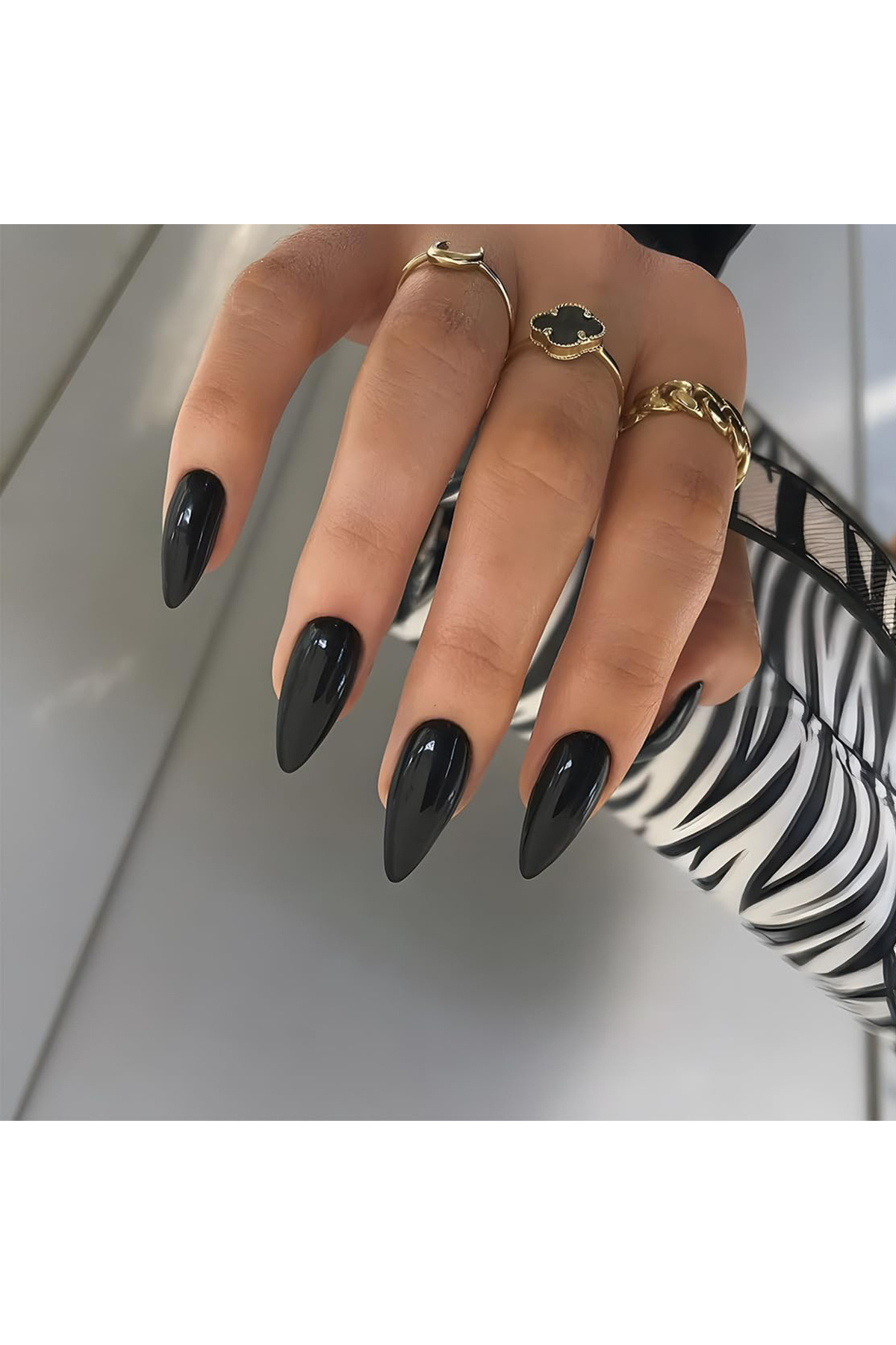 Choice-XY-506 Touch up your nails with 28 pieces of drop-shaped midi lengths, a modern classic, simple blac 1