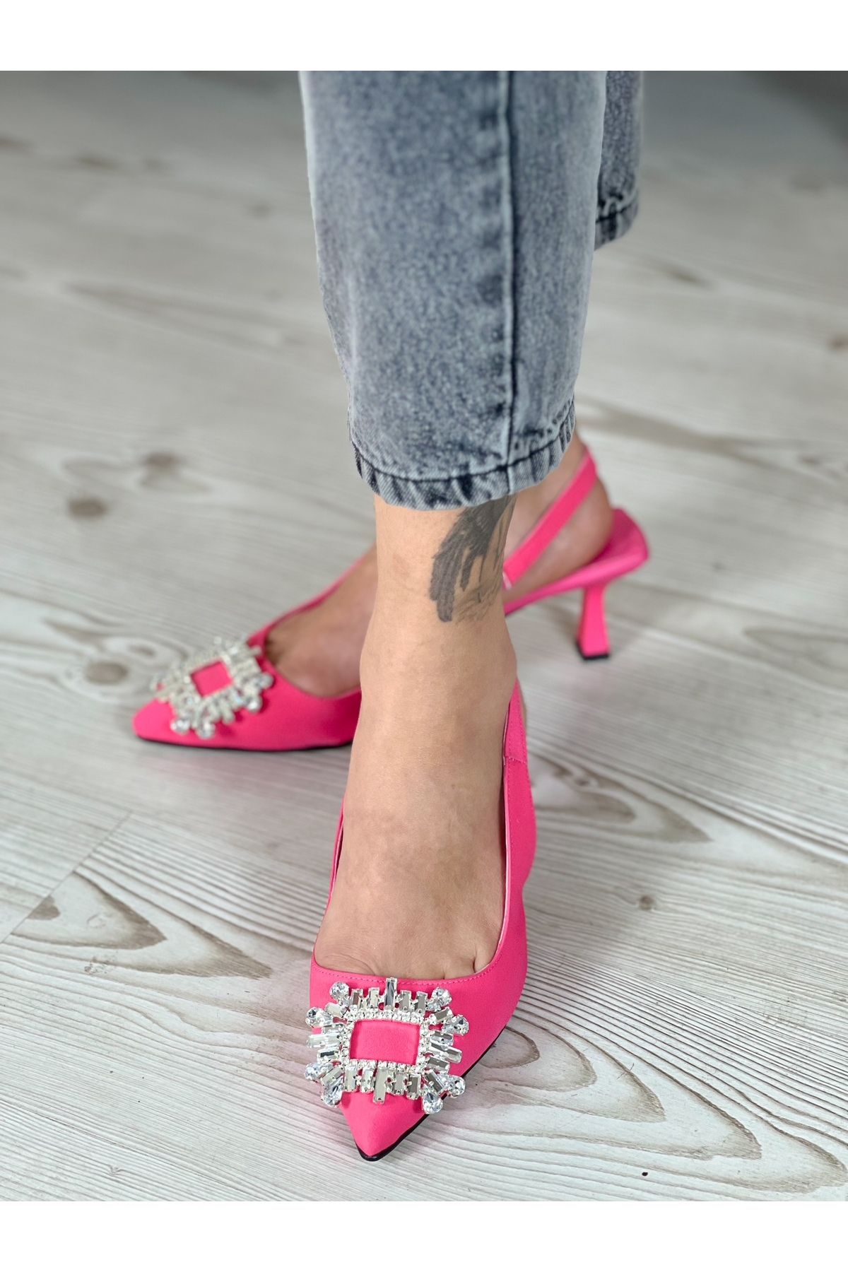 BERFONA ZARRY FUŞYA TAŞLI 5 CM İNCE ÖKÇE TOPUKLU SANDALET
