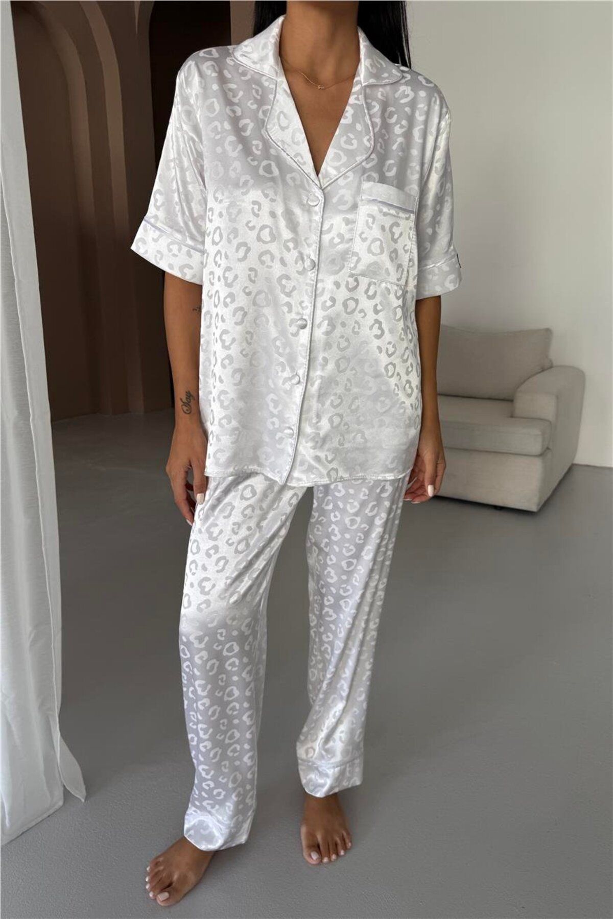 COCCOLARSI Tigre Affascinante Beyaz Jakarlı Saten Kısa Kol Pantolon Pijama Takımı
