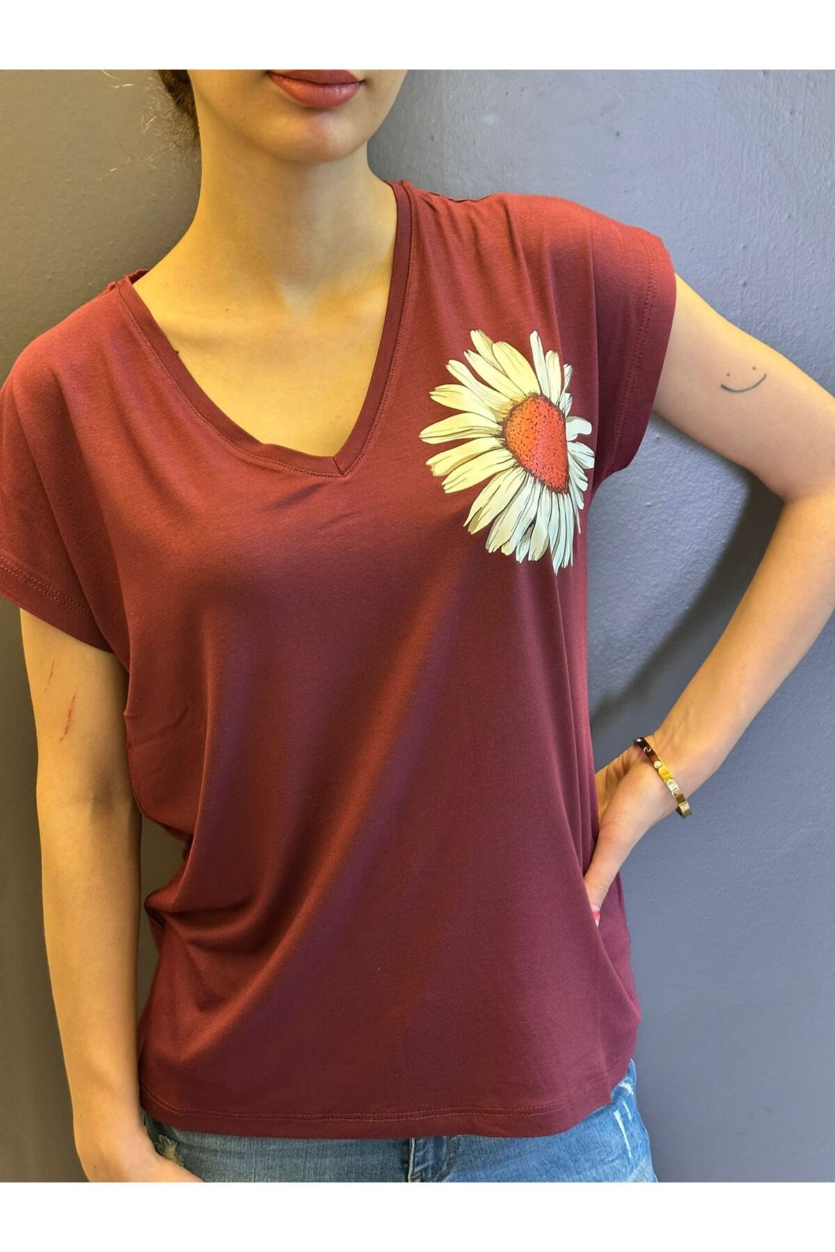 Gönülden Tasarım PAPATYA BASKILI V YAKA KADIN BASIC T-SHIRT