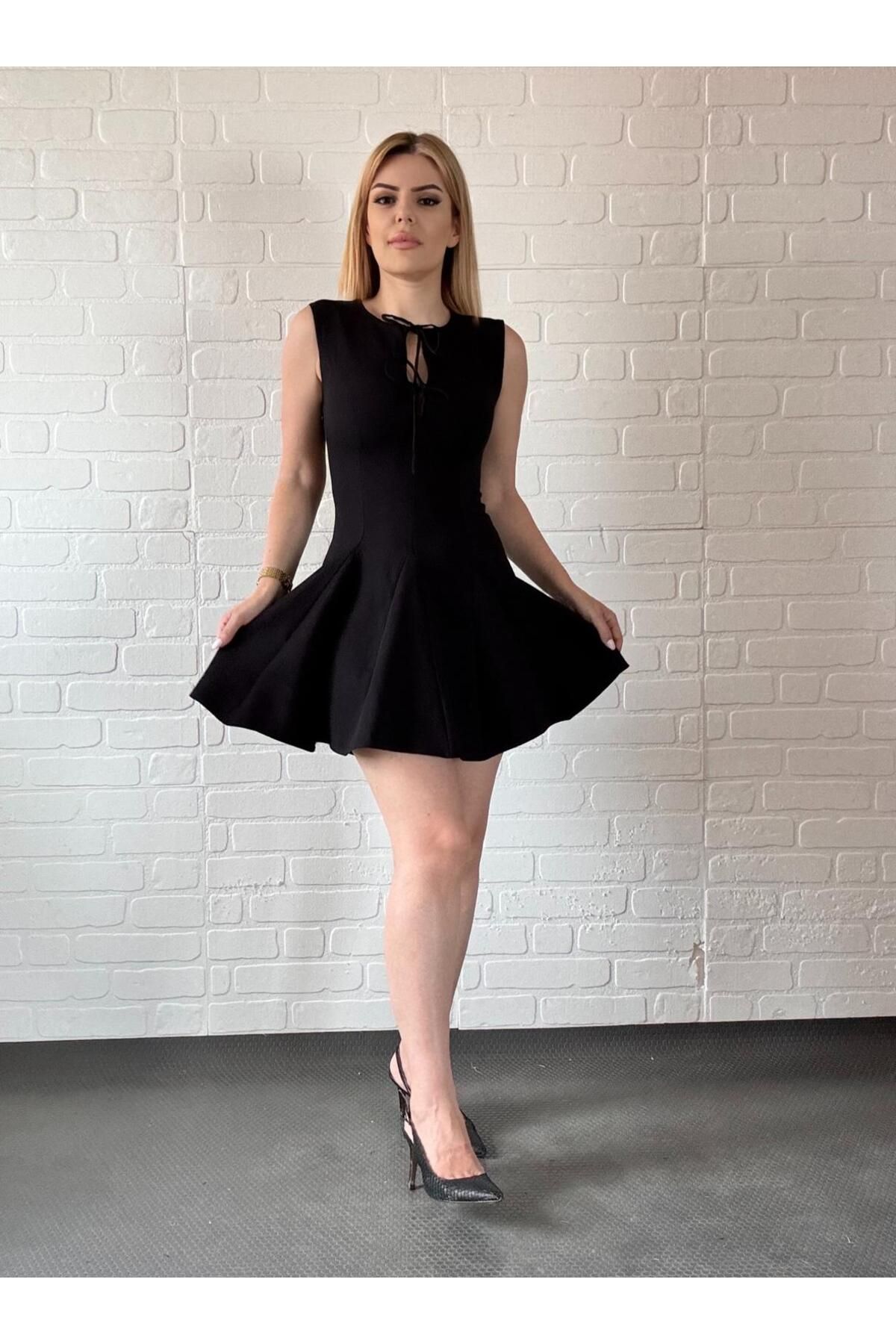 By Sümeyra Gültekin Siyah Önden Bağlama Detaylı Mini Kloş Elbise