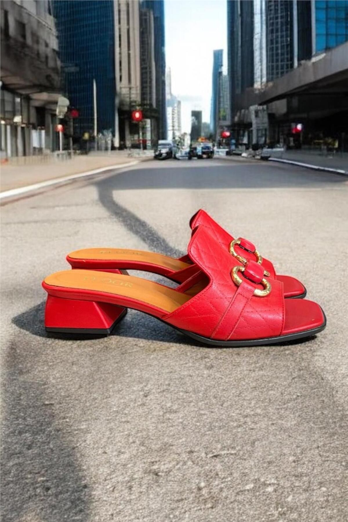 TUFAN SHOES Kırmızı Hakiki Deri Tek Bant Üzeri Toka Detaylı Topuklu Terlik