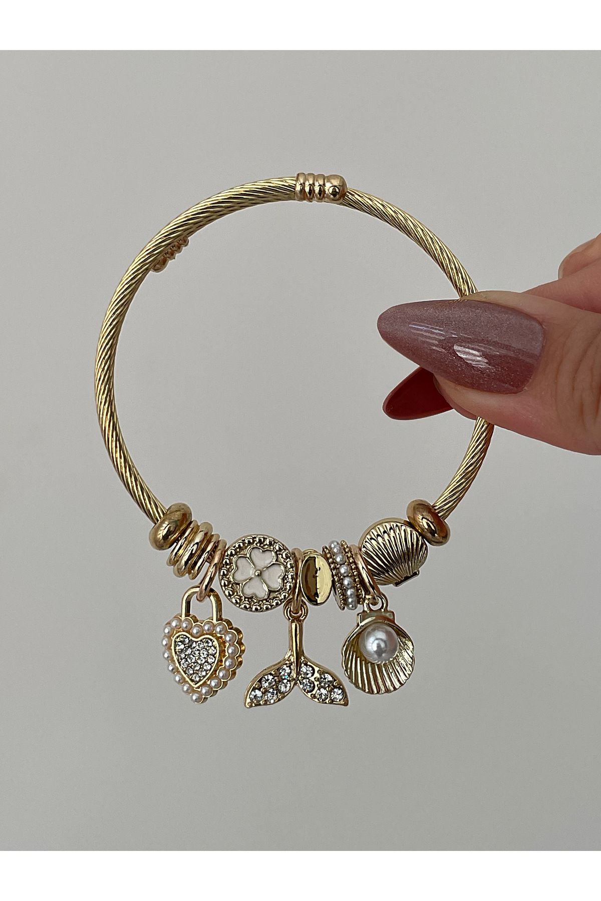 JELLY Kadın Çelik Altın Renk Kalpli Mine Çiçekli İnci Detaylı Deniz Temalı Charm Bileklik