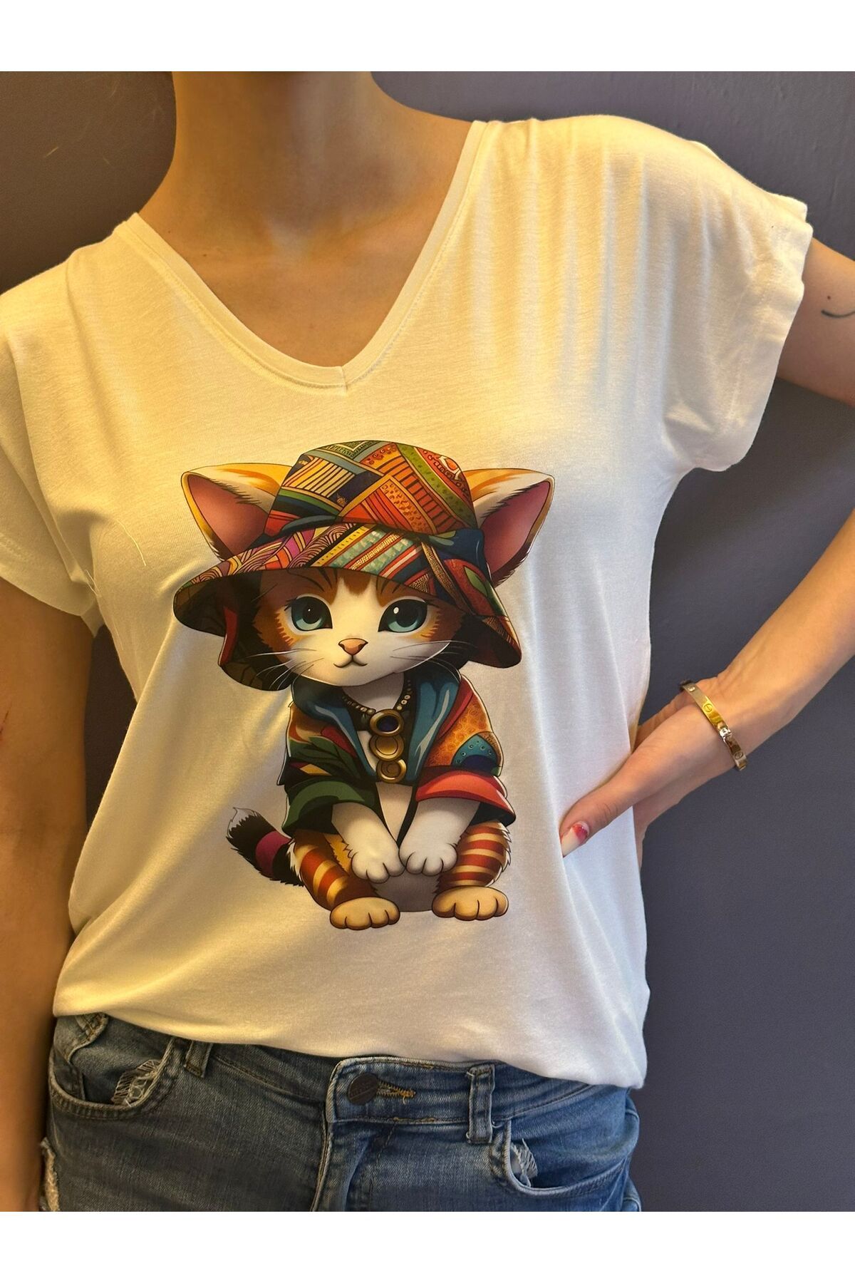 Gönülden Tasarım ETNİK KEDİ BASKILI V YAKA KADIN T-SHİRT