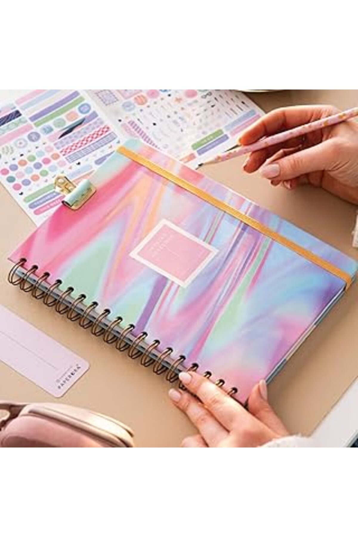 Pazarcan Paperora 17X24 Spiralli Lastikli Sert Kapak Düz-Çizgisiz Not Defteri Soyut