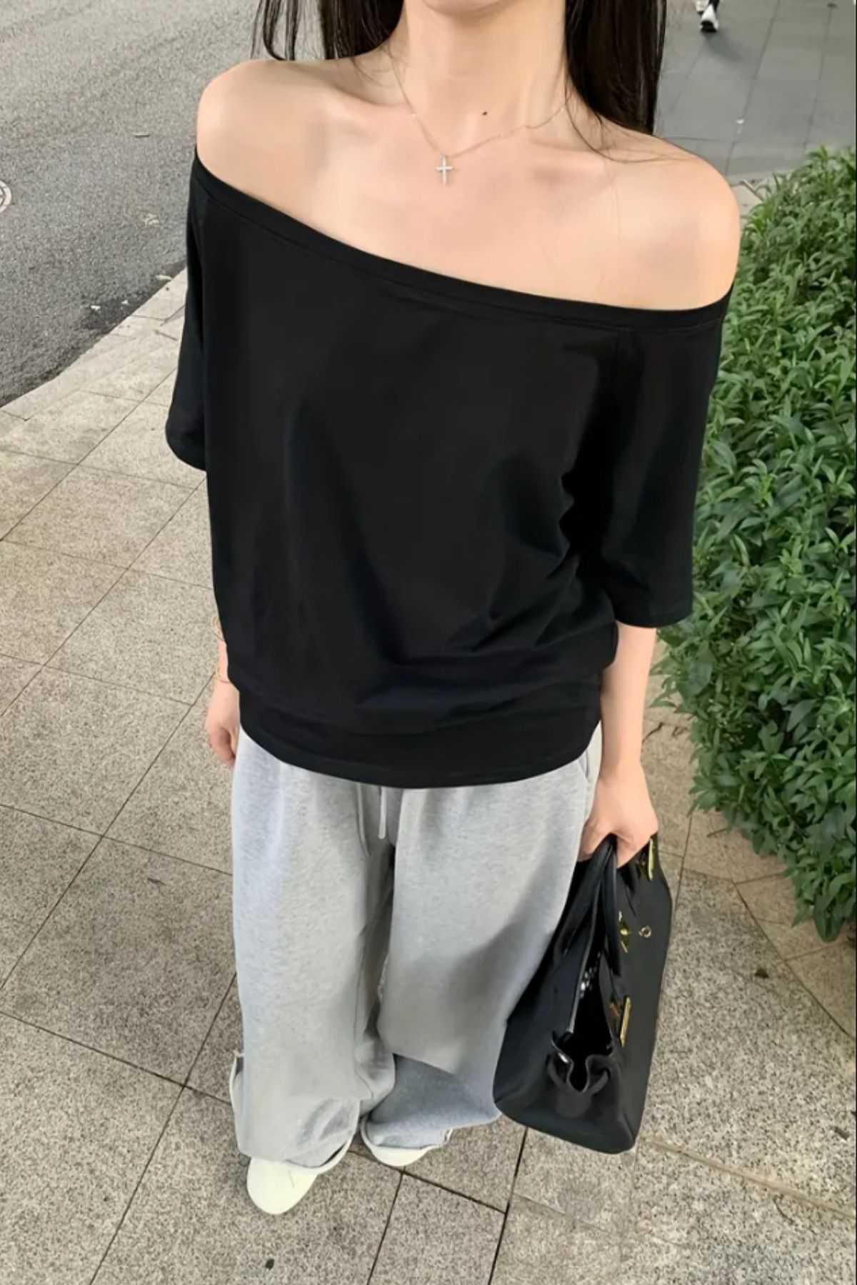 Tarz Cool Siyah Kadın Düşük Omuz Kayık Yaka Oversize T-Shirt