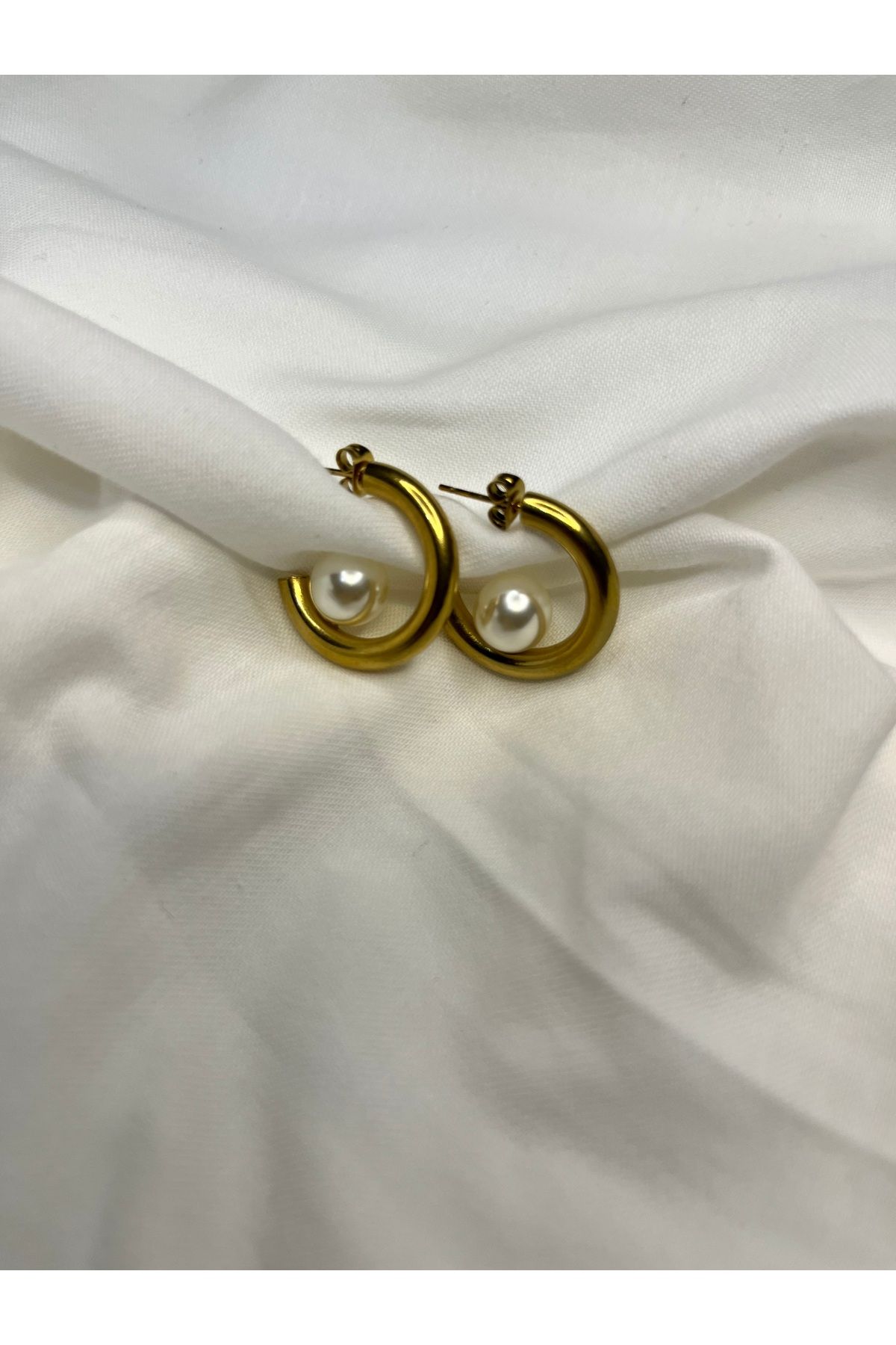 Fam&Co Jewelry İnci Detaylı Gold Renk Çelik Halka Küpe – Modern ve Şık Tasarım