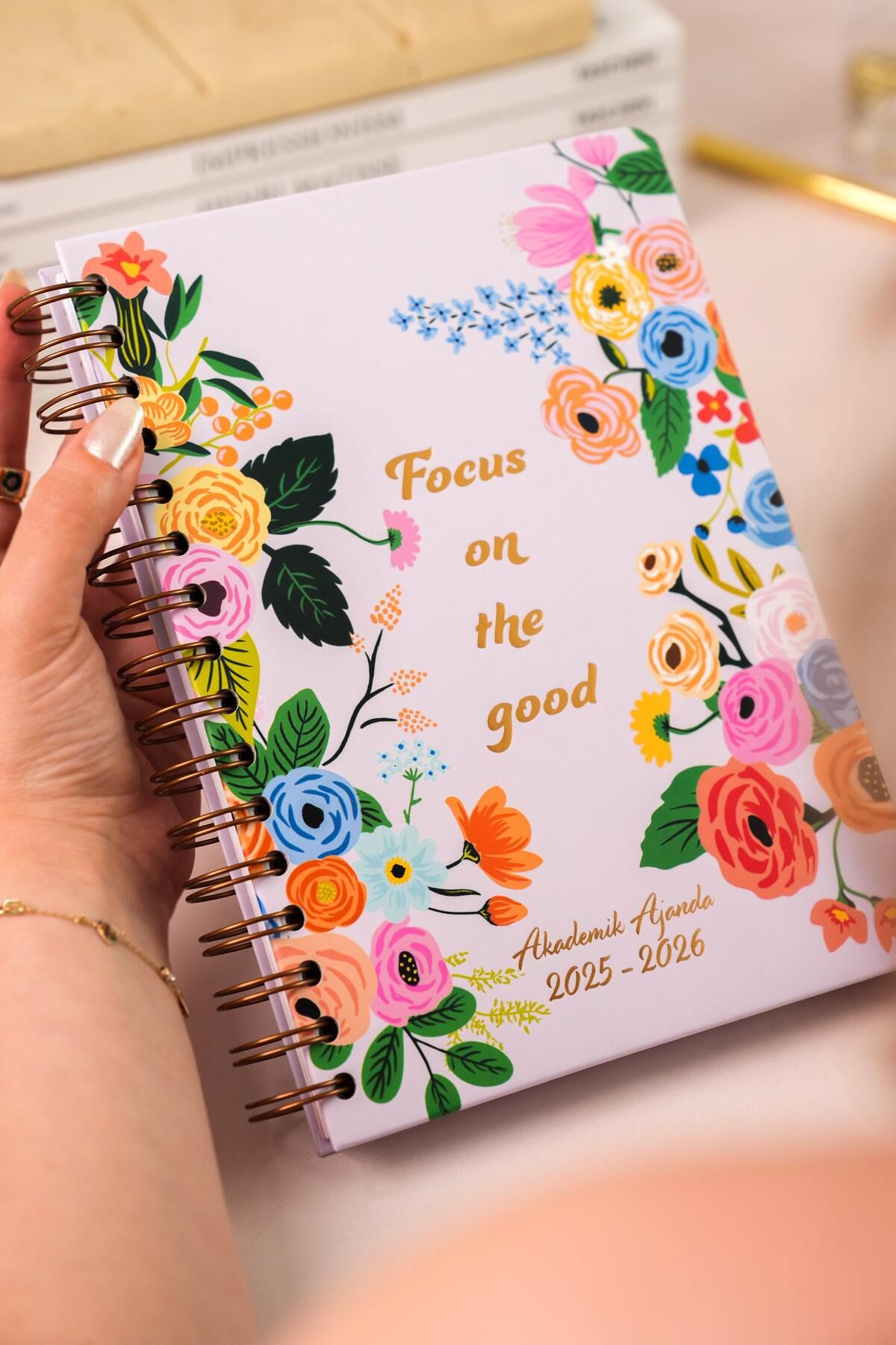 Matt Notebook-Академичен дневен ред А5, спирала 15x21 см - 13 месеца - Люлякови цветя 1