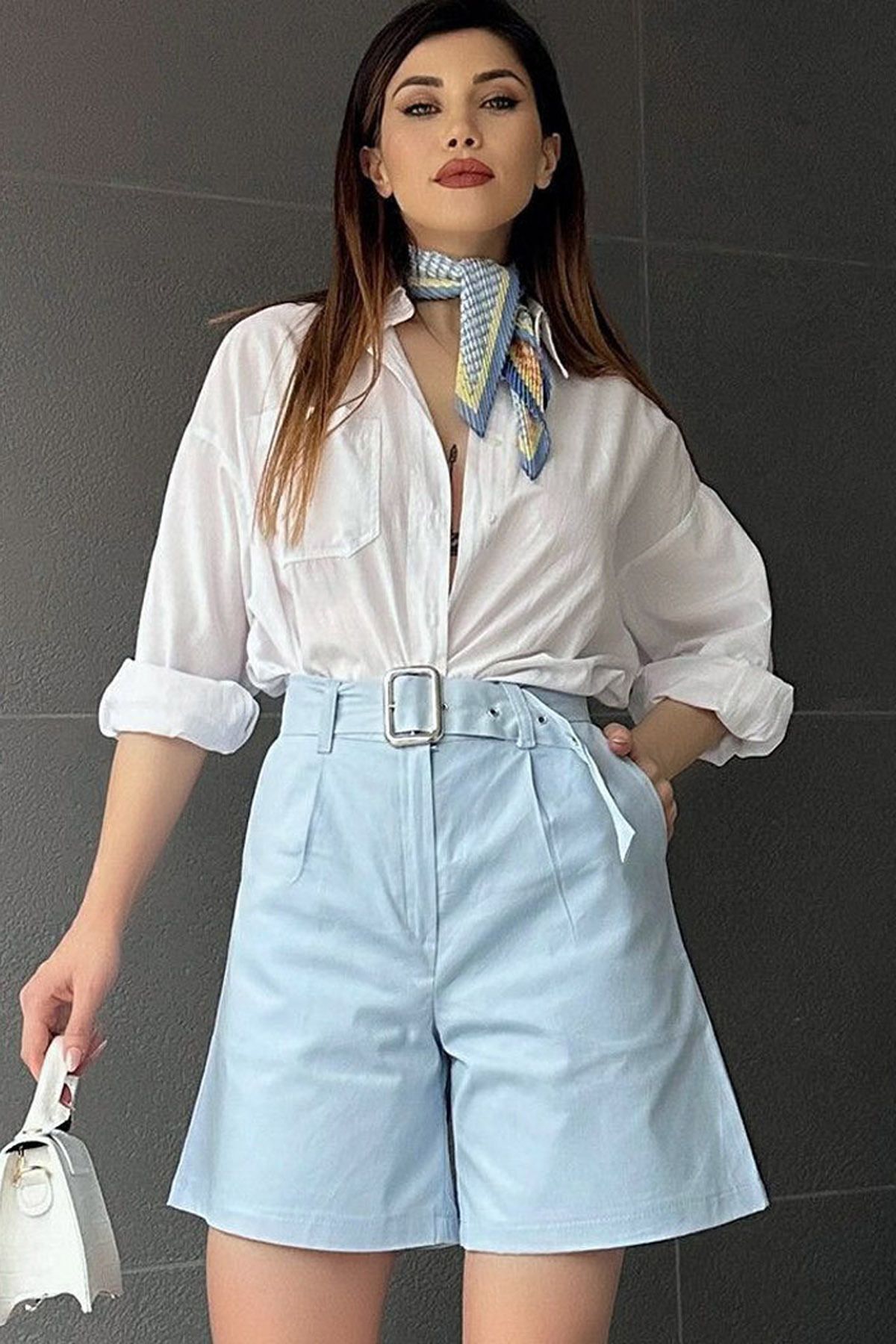 MissThetis Yüksek Bel Kemerli Çift Cepli Geniş Paçalı Düğme ve Fermuarlı Şık ve Cool Boyfriend Gabardin Şort