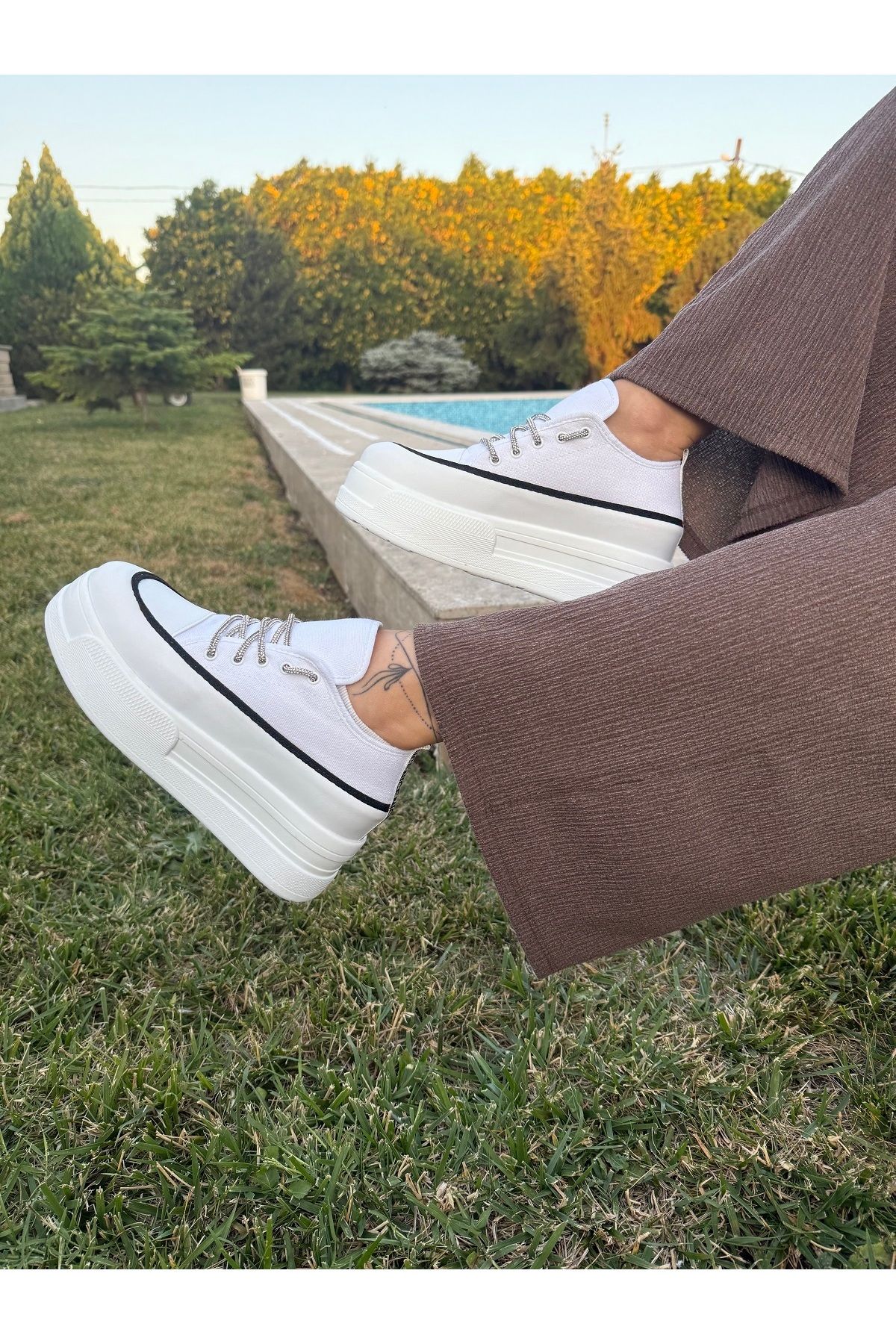 BURCU COLLECTİON Belinda Yüksek Taban Taşlı Bağcık Detaylı Beyaz Keten Spor Ayakkabı