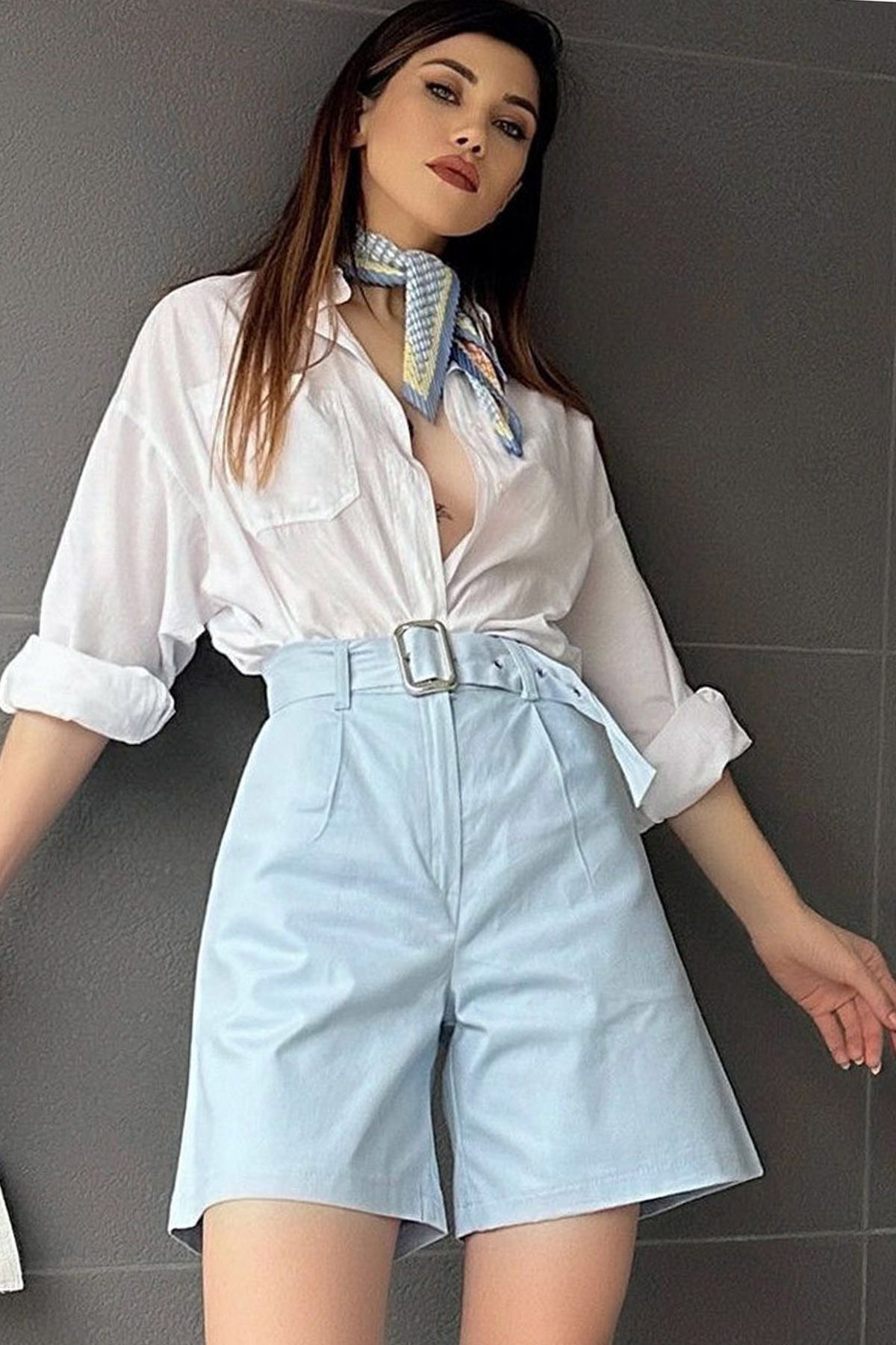 CoolLook Gabardin Kumaş Yüksek Bel Kuşgözü Kemerli Rahat Kesim Fermuar Kapama Geniş Paçalı İki Cepli Mom Şort