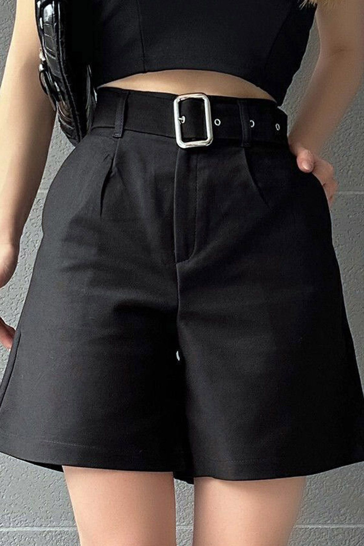 Ottawe Regular Fit Rahat Bol Paça Kemer Detaylı Çift Cep Pileli Yüksek Bel Boyfriend Gabardin Kumaş Şort