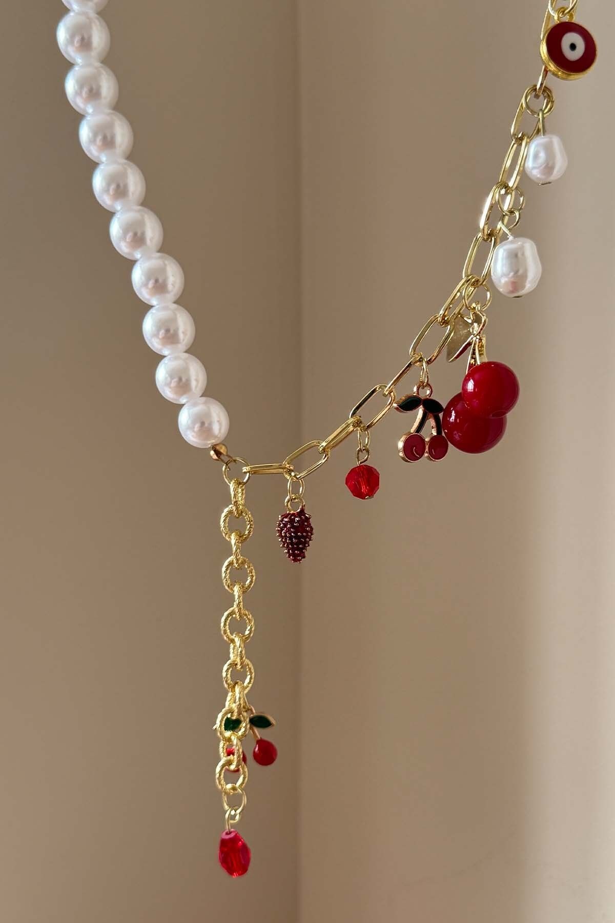 AMORE.İST STORE İthal İnci ve Kırmızı Charm'lı Kolye
