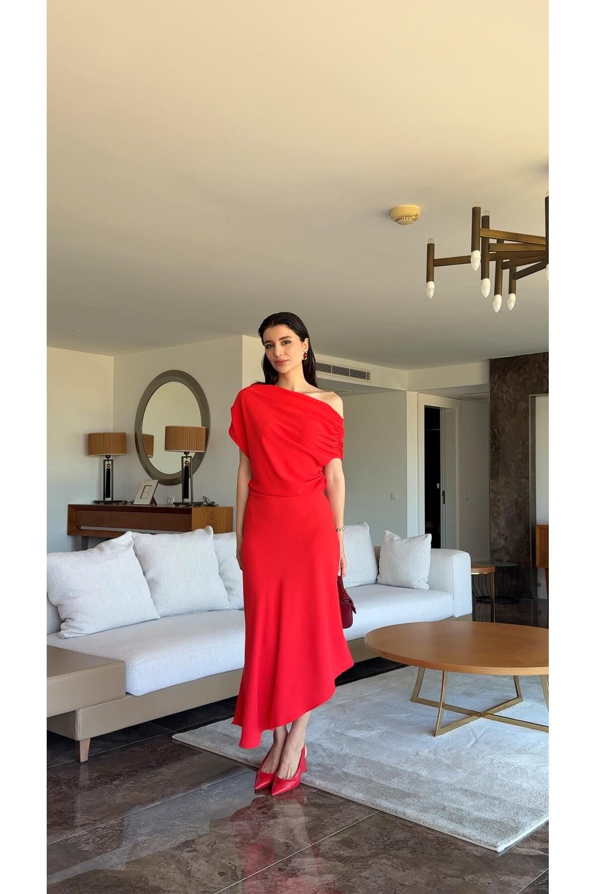 HAZELANNA Düşük Omuz Kırmızı Elbise