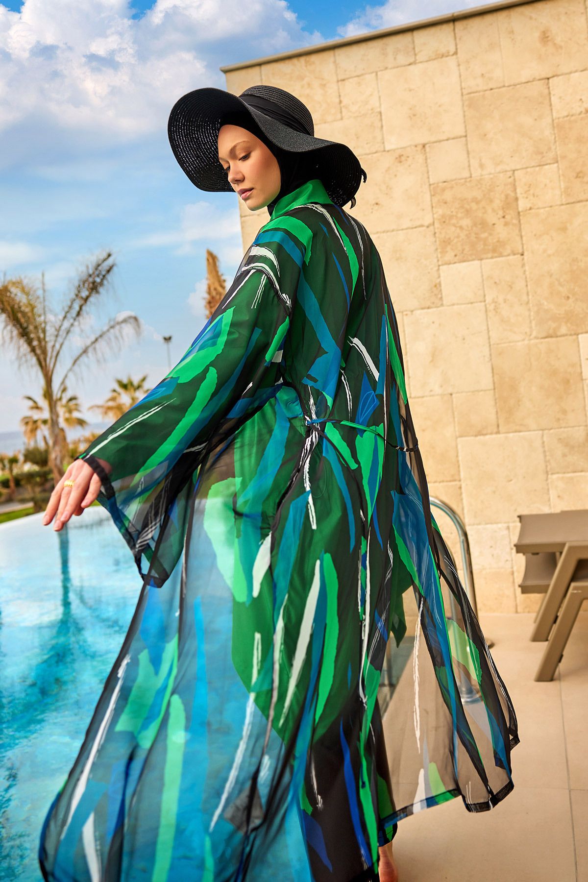 Marina İpeksi Dokulu Siyah Kimono – Akışkan, Hafif ve Tam Boy Tesettür Plaj Pareosu P2503-1
