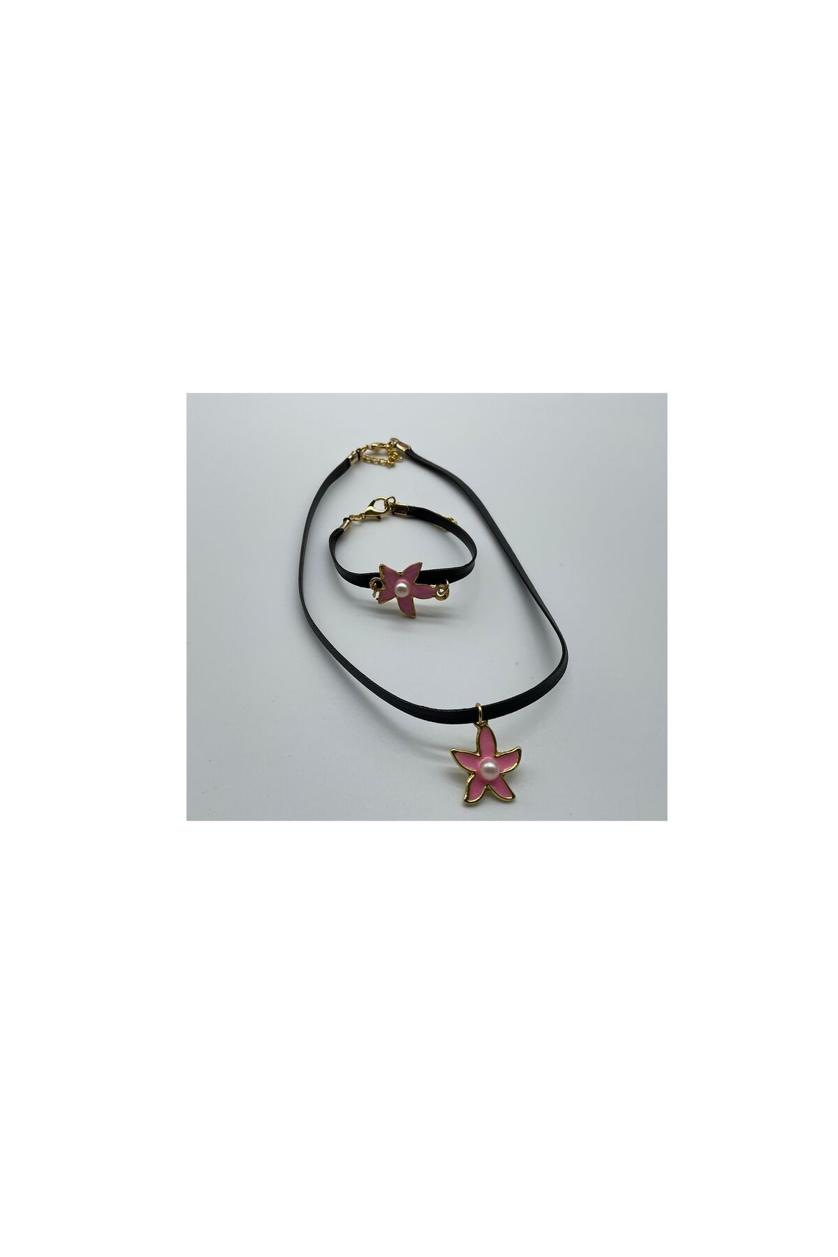 CHIC KOYU PEMBE İNCİLİ GOLD ÇİÇEK FİGÜRLÜ SİYAH İPLİ KOLYE VE BİLEKLİK SET