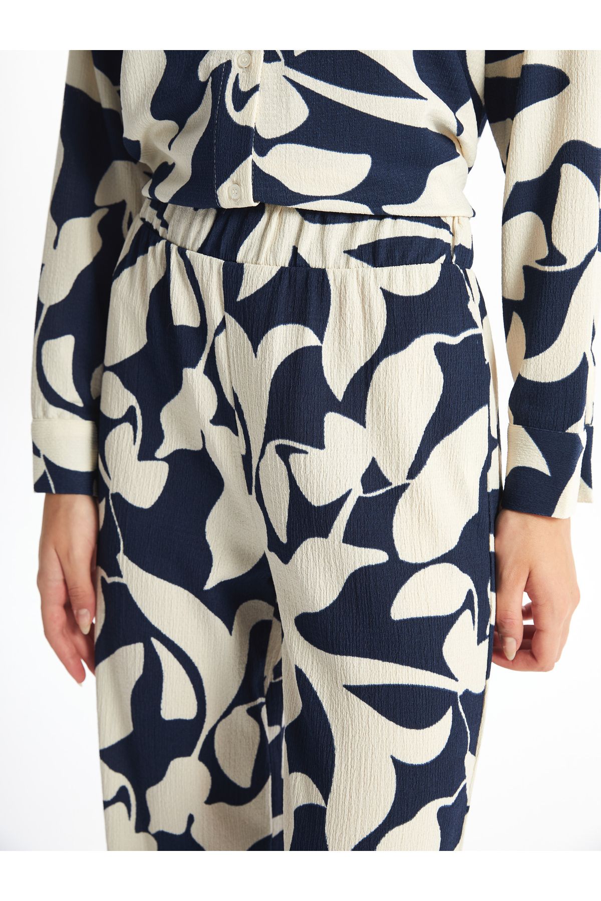 LC Waikiki-Pantaloni de damă cu model cu picioare largi, cu talie elastică 3