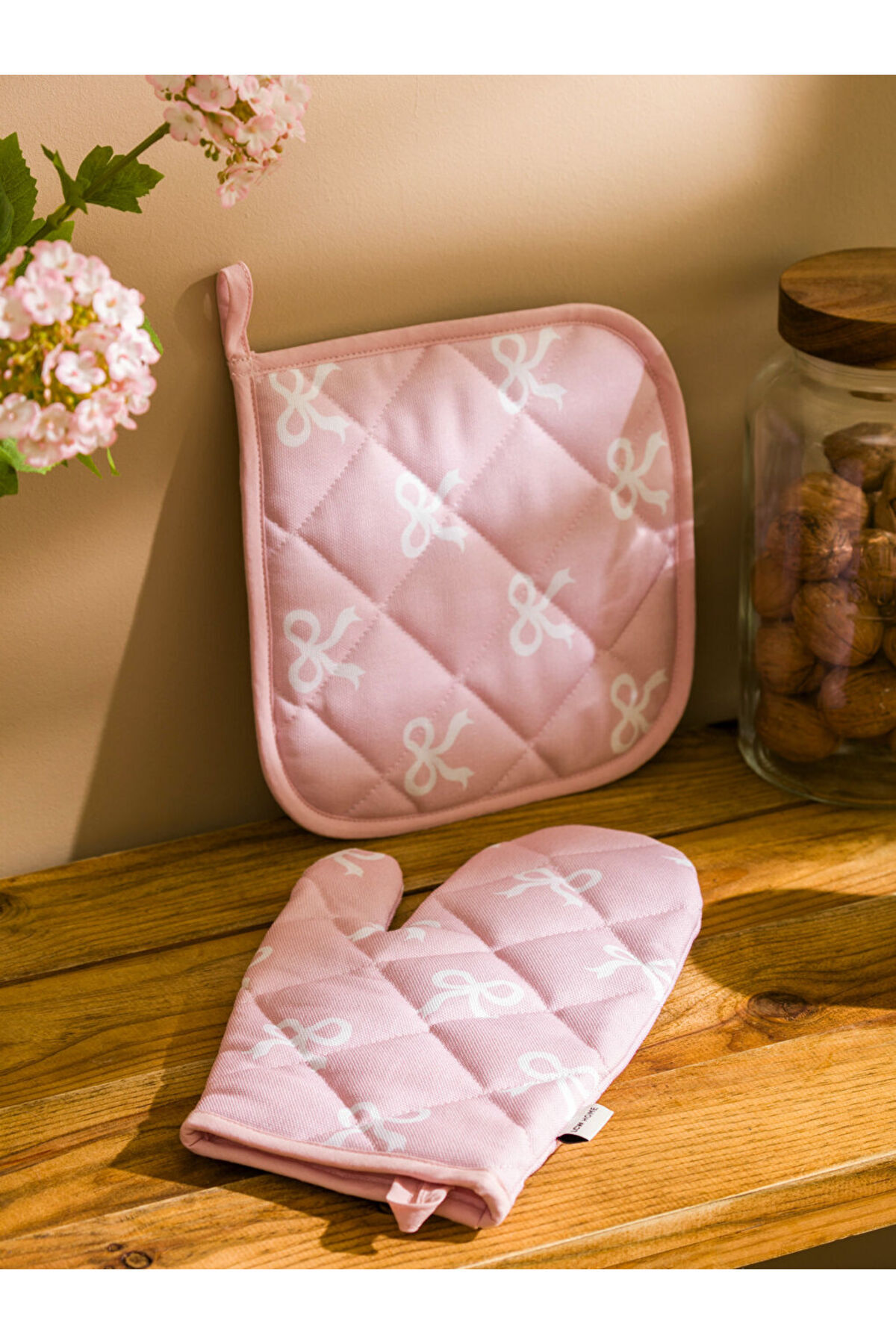 LC Waikiki-Sparkling Selections from Shining Store |   Bow Patterned Oven Mitt and Holder 4
