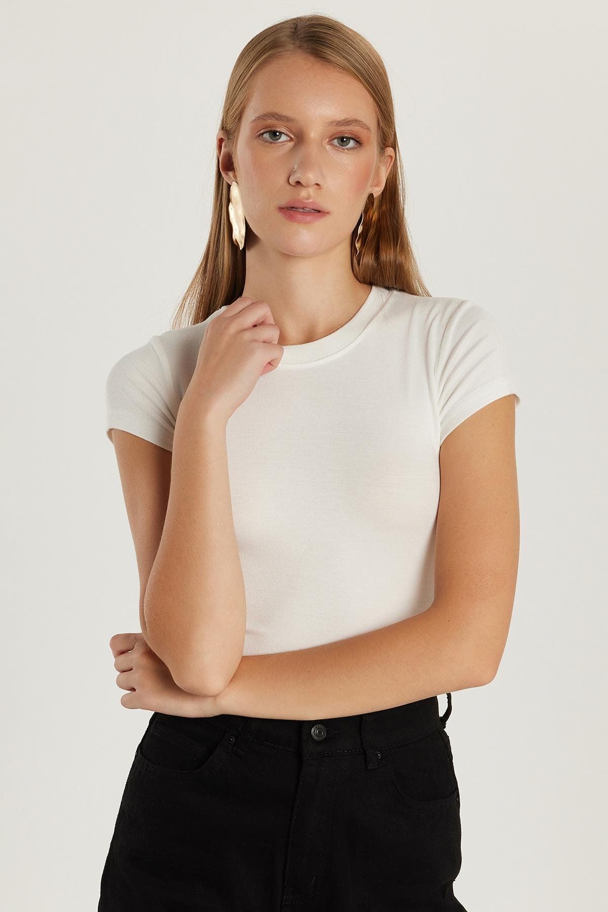 Tudors Kadın Regular Fit Klasik Kesim Bisiklet Yaka Viskon Kumaş Ultra Soft Beyaz Tişört