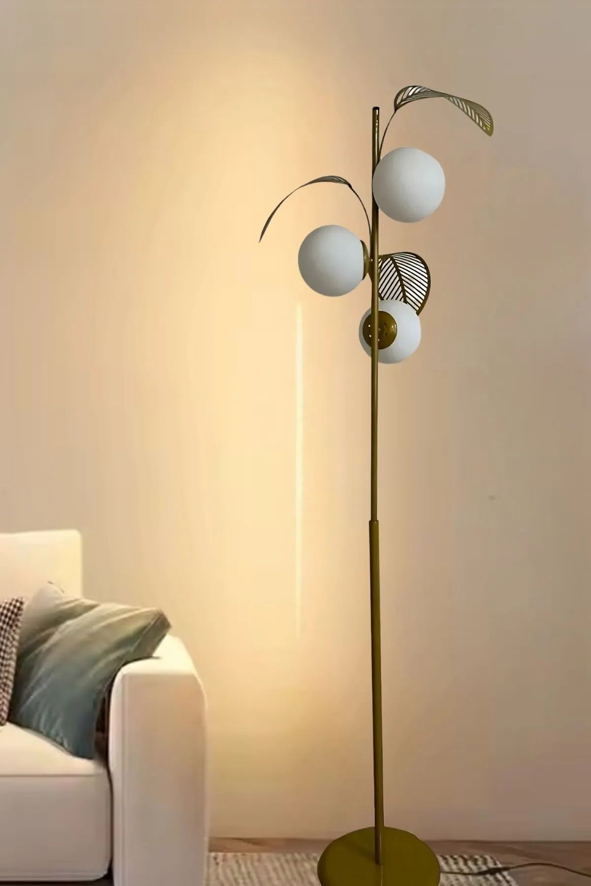 Ömür Avize Margarita Modern Tasarım Lazer Yapraklı Beyaz Globe Camlı Lambader