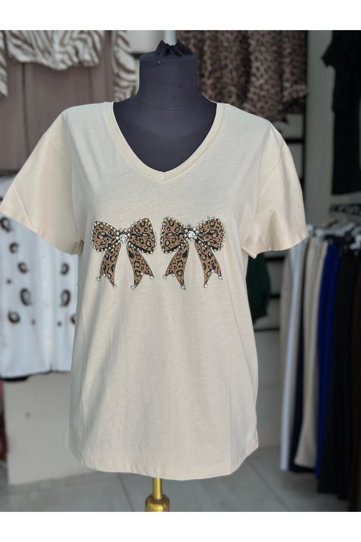 Butik leoparlı taşlı fiyonk detaylı tshirt