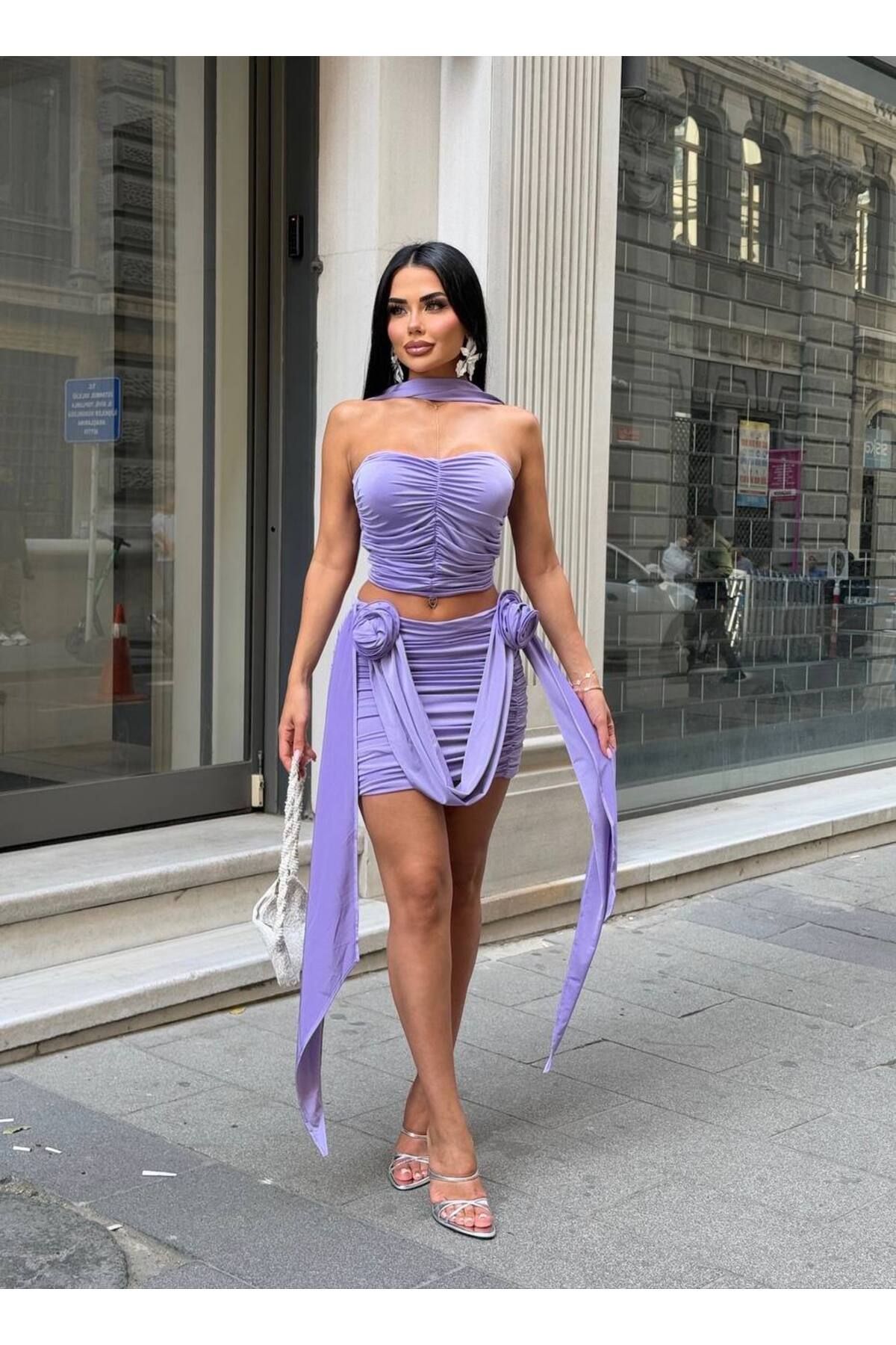 NİCE STYLE ÇİÇEK DETAY SIRT DEKOLTE BÜZGÜLÜ SATEN ELBİSE