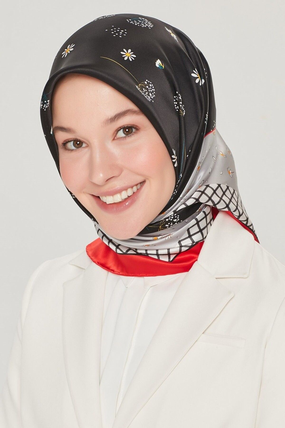 Armine Nostalji Serisi İpek Twill Eşarp 8517D-09 Çiçekli Desen SİYAH-KIRMIZI