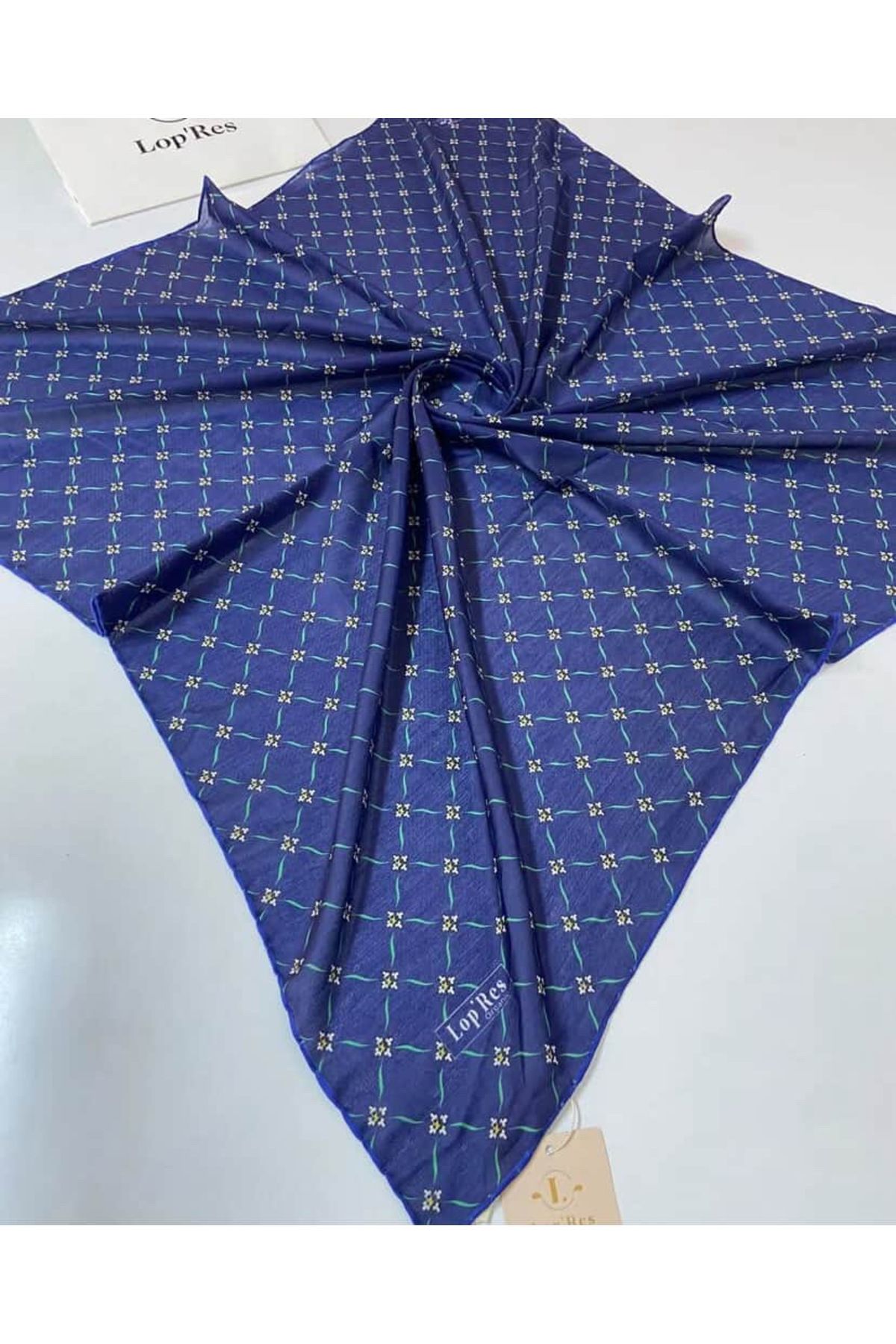 Butik Organik Desenli Kare Eşarp