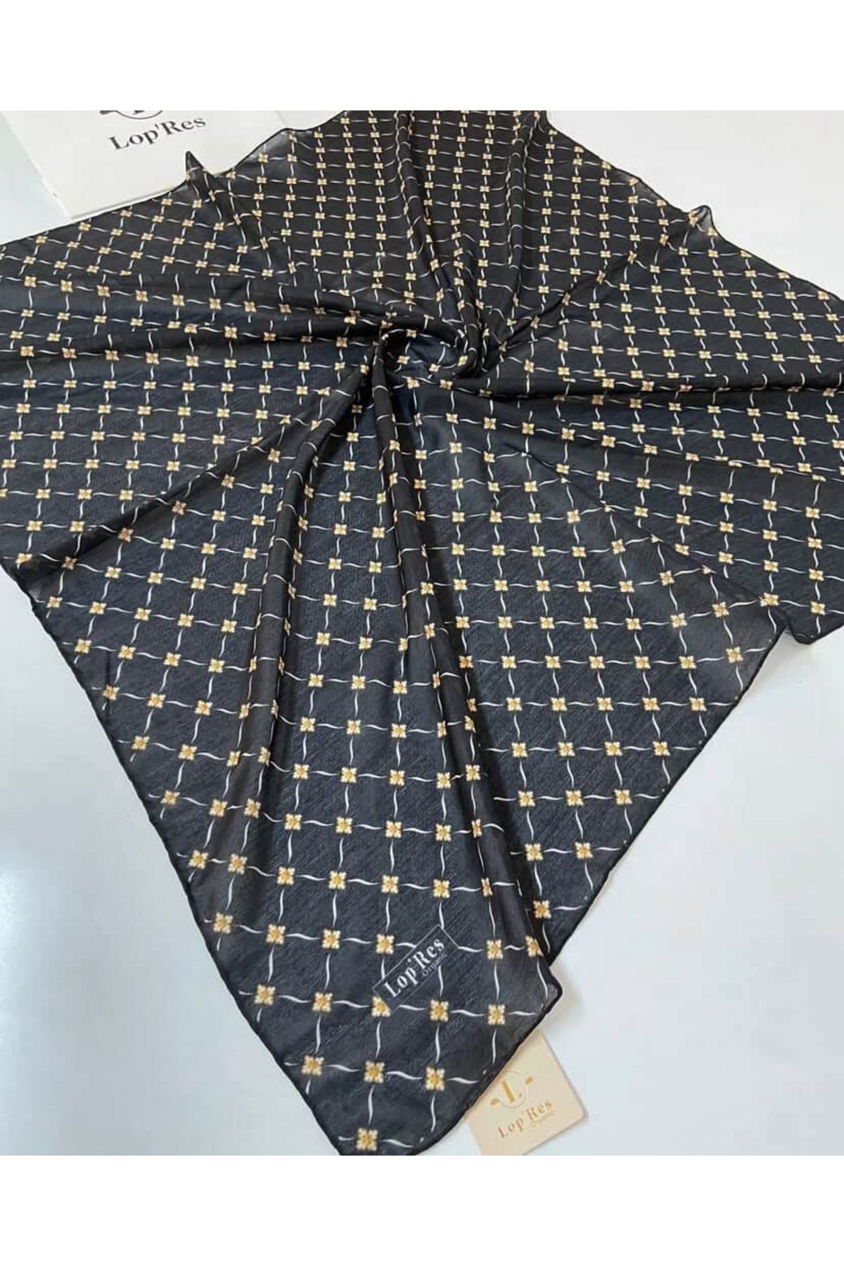 Butik Organik Desenli Kare Eşarp