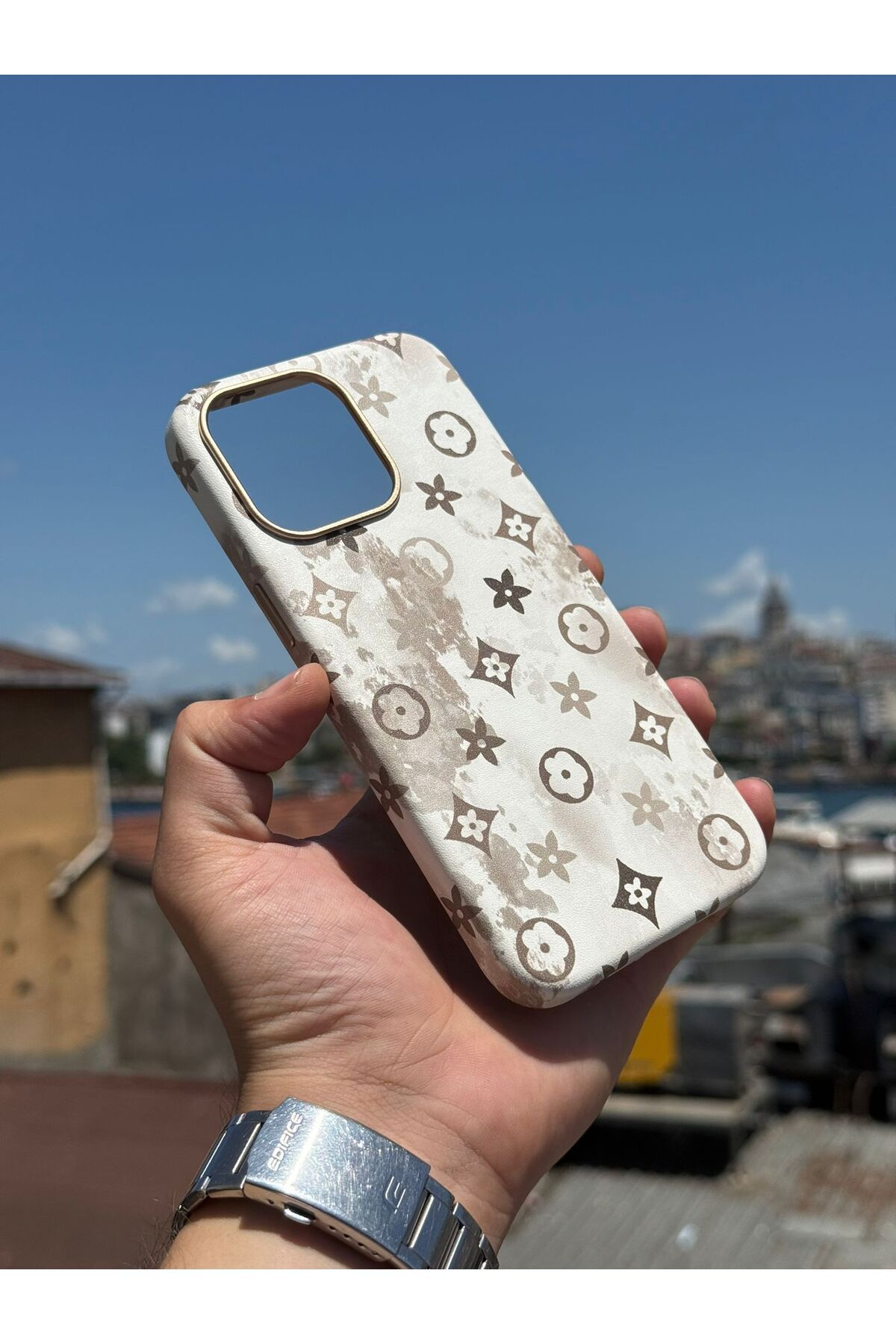 soonaksesuar iPhone 15 Lüks Monogram Desenli Telefon Kılıfı – Modern & Şık Koruma