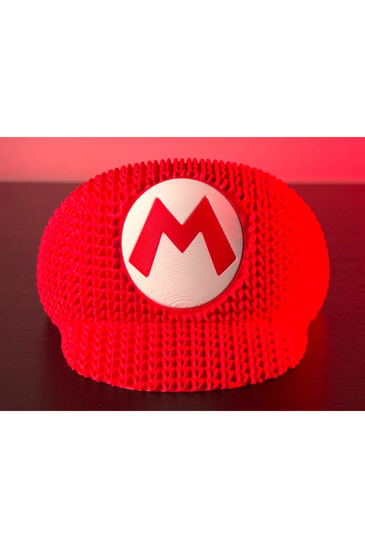 Niedliche gestrickte gemusterte Super Mario-Mütze 15 x 13 cm – dekoratives 3D-gedrucktes Accessoire mit personalisiertem Namen