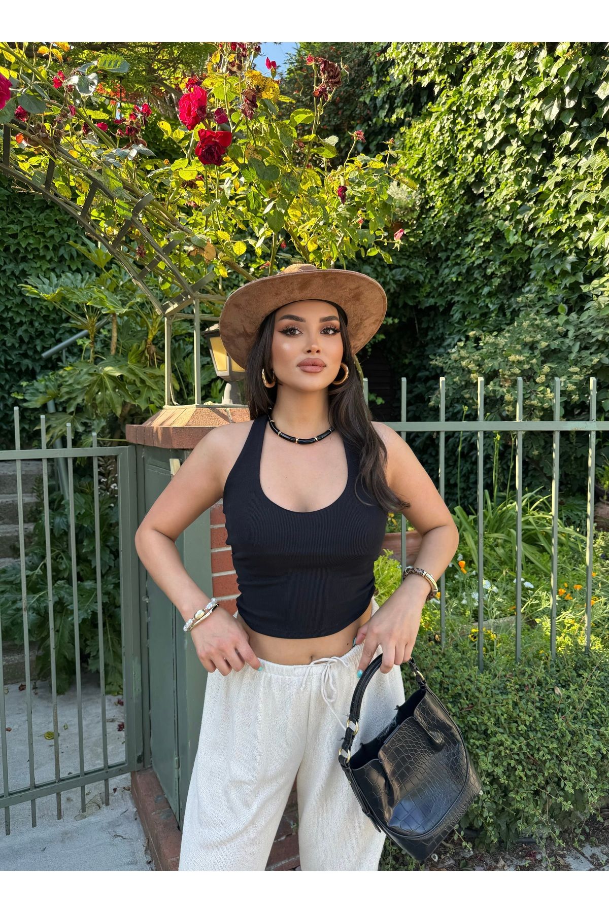 mekabutik Siyah Boyundan Geçirmeli Crop