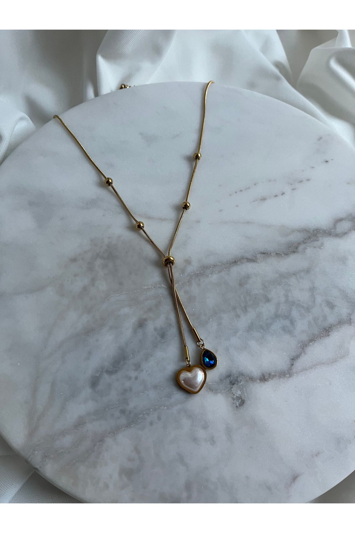 AKSESUARIM İnci Kalp ve Damla Taş Detaylı Gold Ayarlanabilir V Form Çelik Kolye – Mira Belle Bijoux