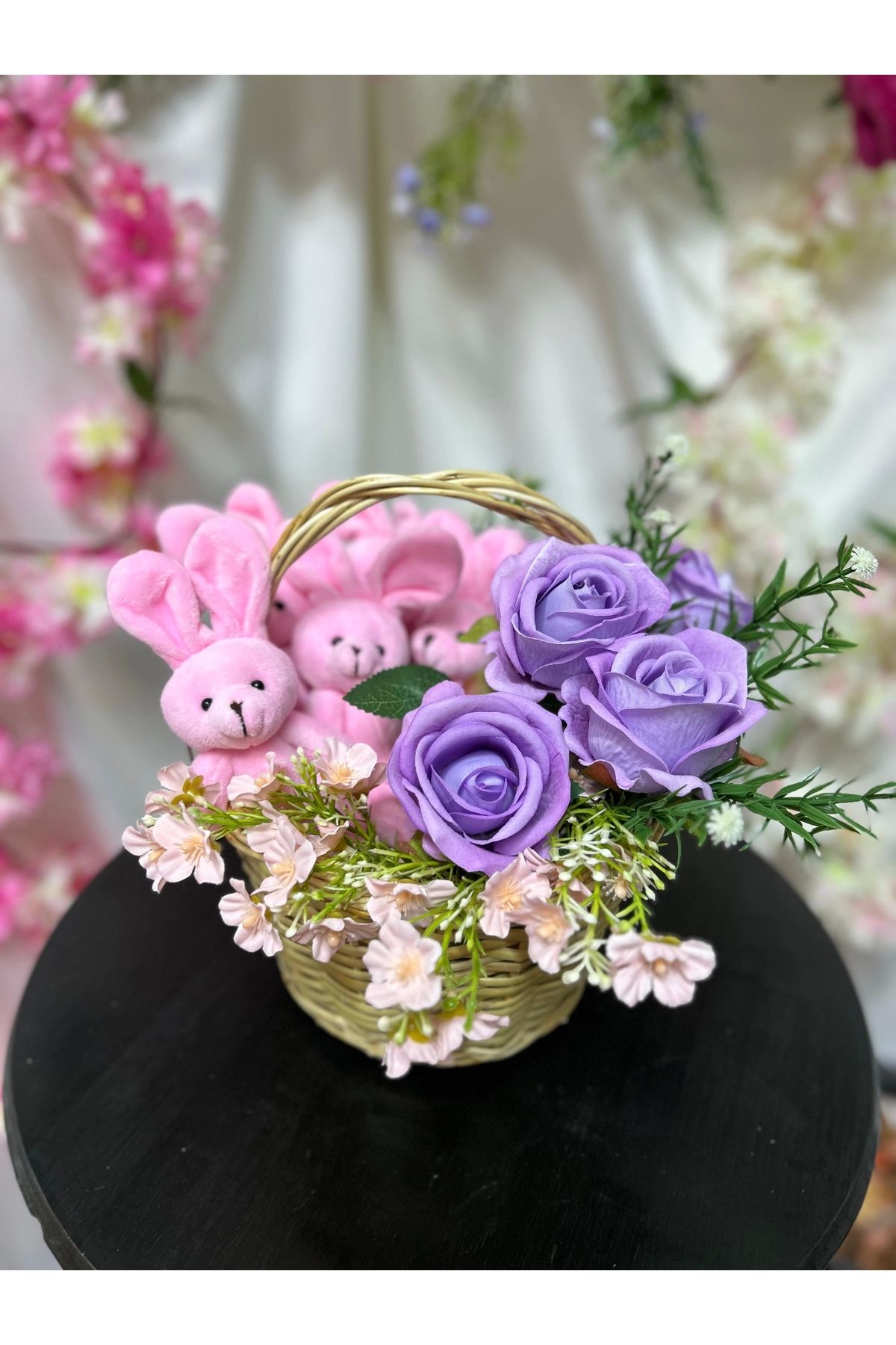 fancyflower Sevimli Tavşanlar ve Kadife Gül Sepeti