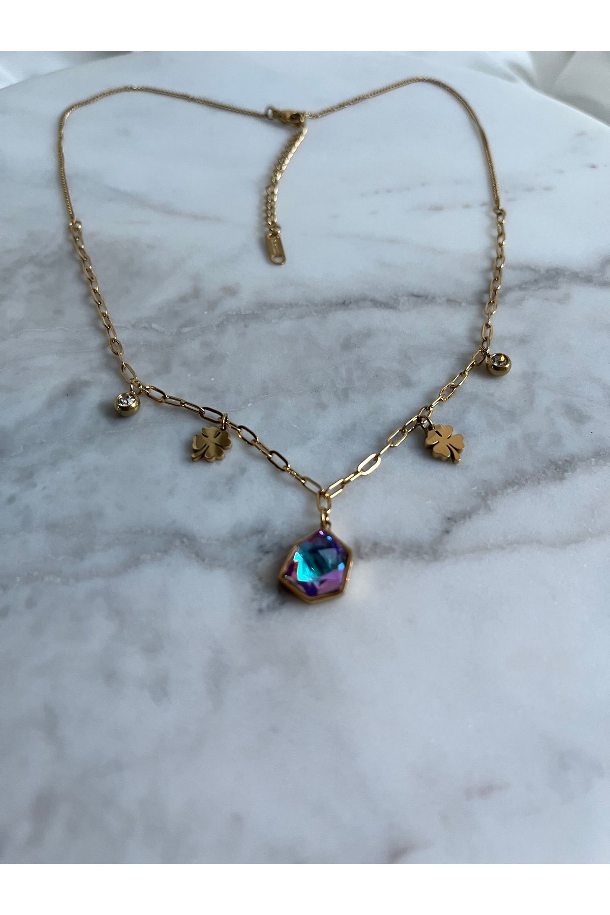AKSESUARIM Yonca Figürlü Renkli Kristal Taşlı Gold Zincir Çelik Kolye – Mira Belle Bijoux