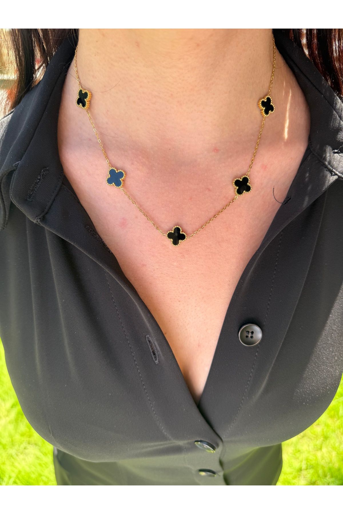ARMELİA ACCESORİES Armelia Accessories – Siyah Yonca Detaylı Altın Renk Kolye