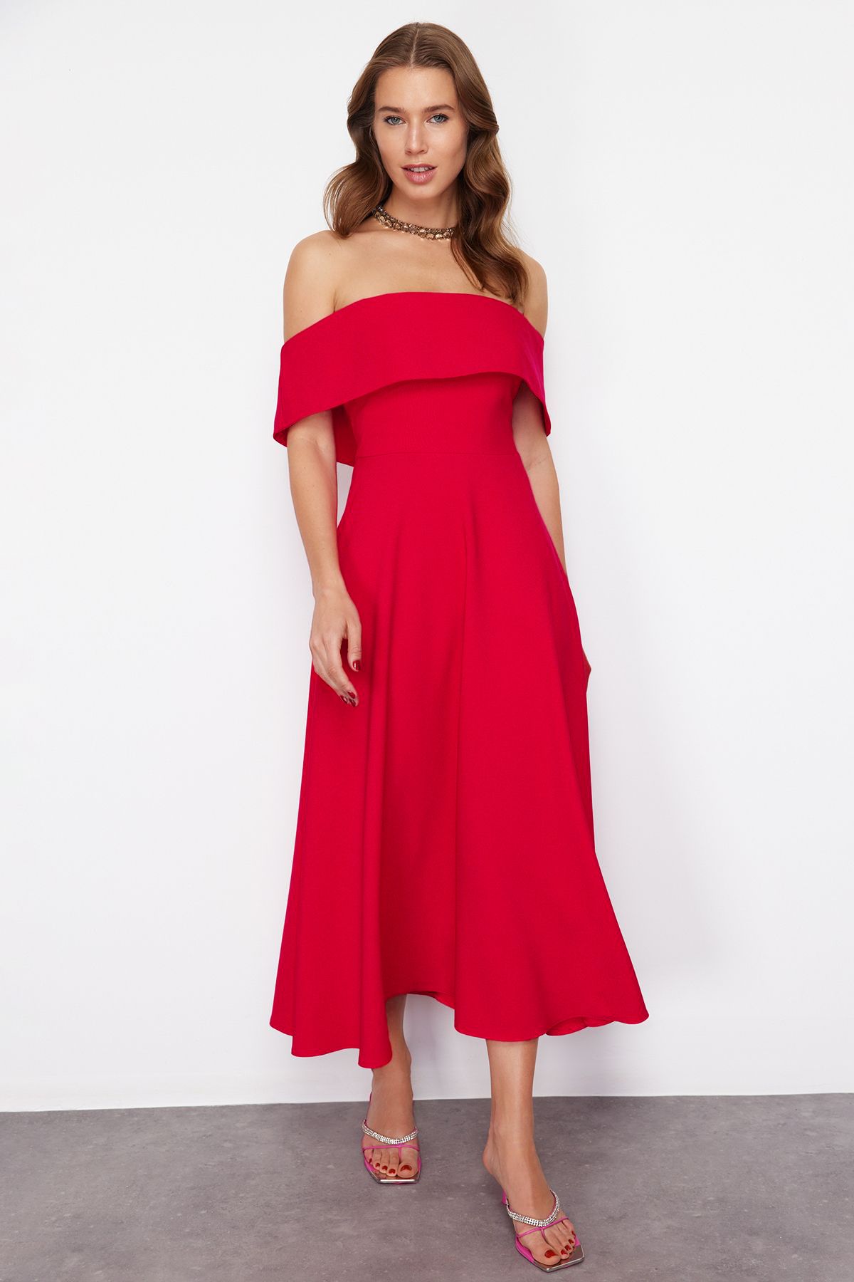 Trendyol Collection Stylové večerní šaty s červeným límcem a tkaným detailem A-Line TPRSS24EL00210
