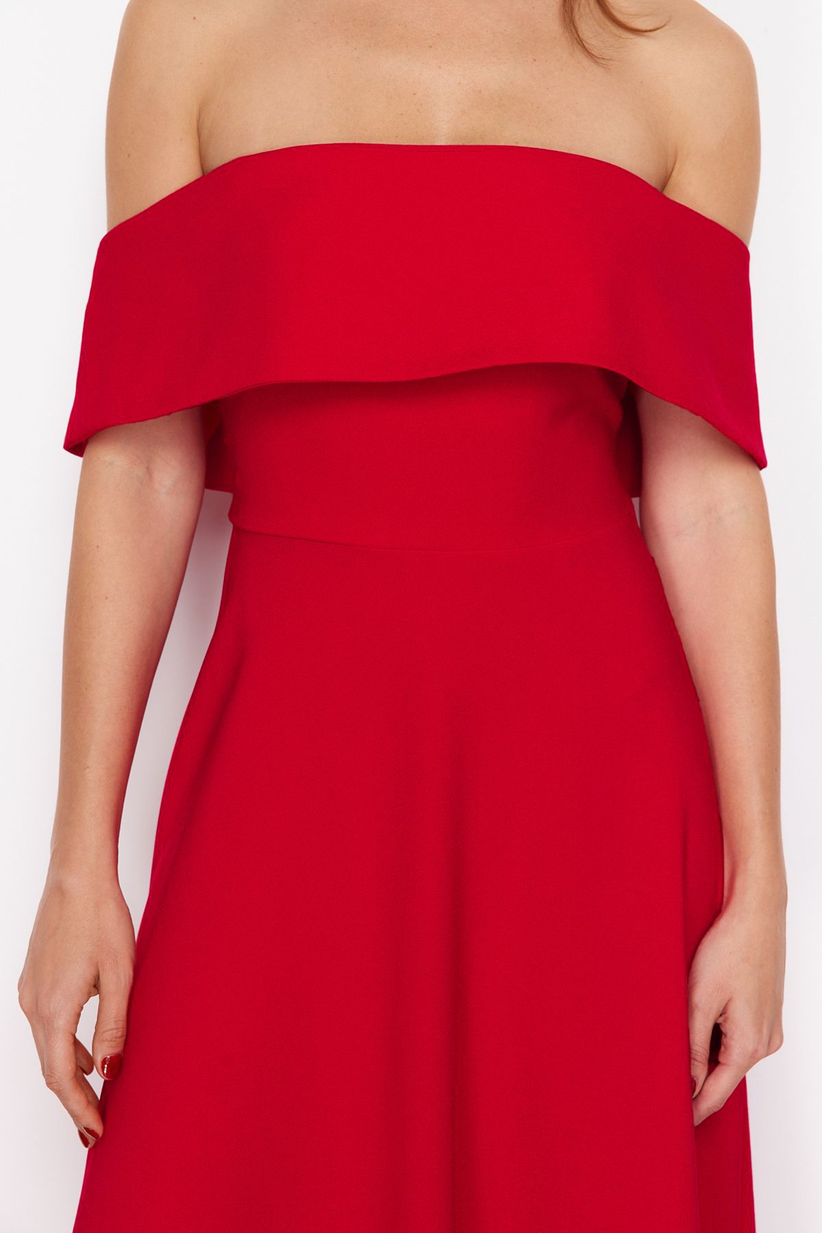 Trendyol Collection-Stylové večerní šaty s červeným límcem a tkaným detailem A-Line TPRSS24EL00210 5