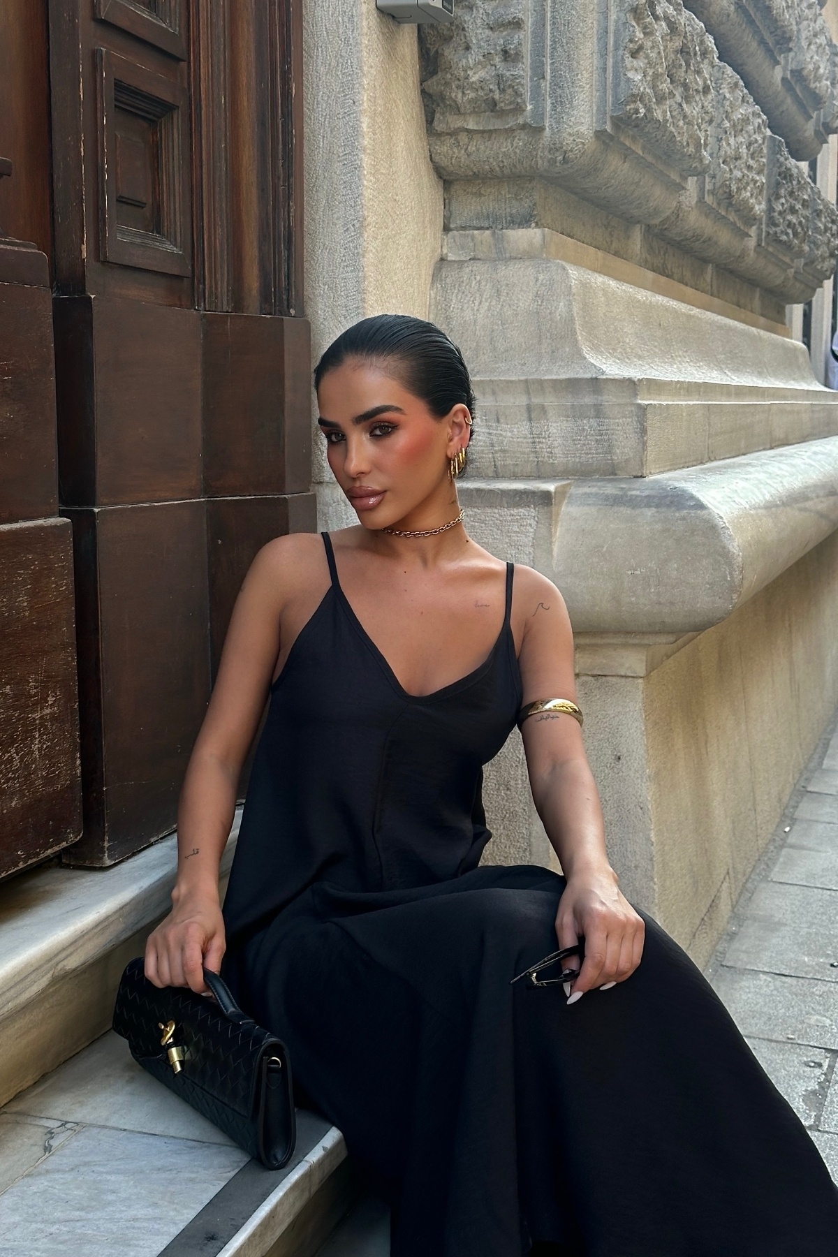 World Fashion Trends-Γυναικείο μακρύ μαύρο φόρεμα με ρυθμιζόμενο λουράκι από μαύρο λινό ύφασμα 00000010 4