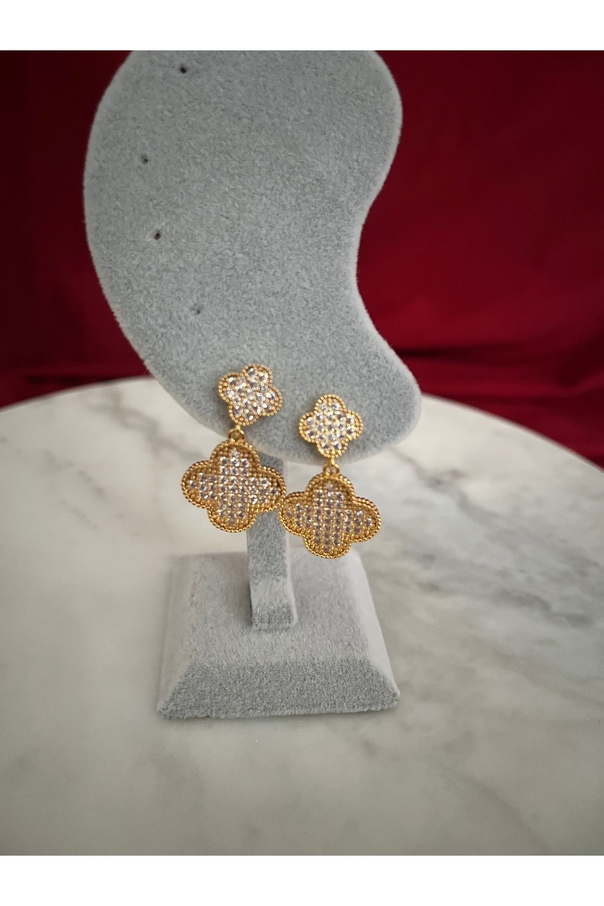 AKSESUARIM Zirkon Taşlı Gold Yonca Küpe – Sallantılı Lüks Model