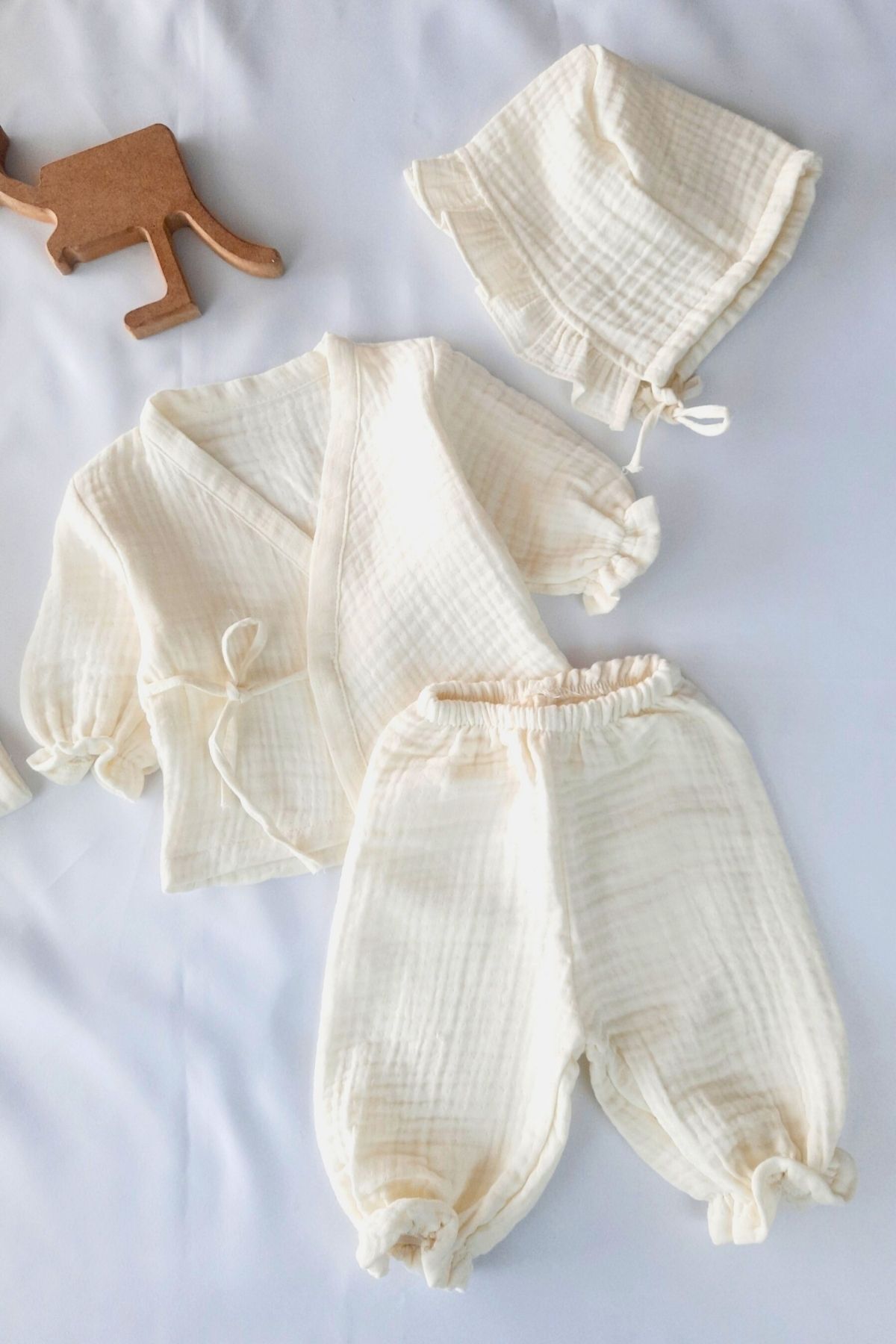 Minytrendy Kız Bebek 4 Parça Yenidoğan Müslin Set Tulum ve Alt Üst Takım Hastane Çıkışı Hediyelik Set fotoğrafı 2 (önizleme)