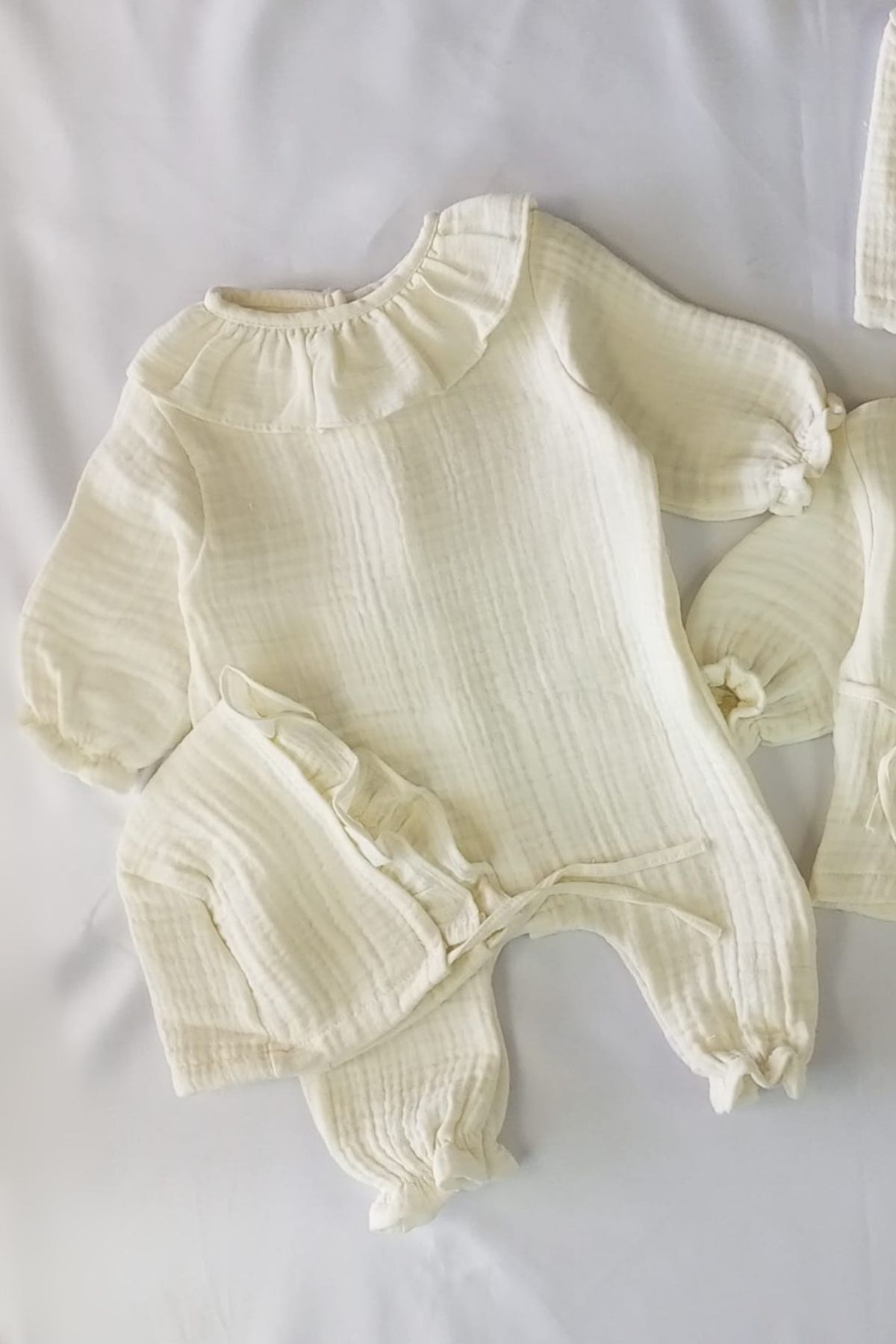 Minytrendy Kız Bebek 4 Parça Yenidoğan Müslin Set Tulum ve Alt Üst Takım Hastane Çıkışı Hediyelik Set fotoğrafı 3 (önizleme)