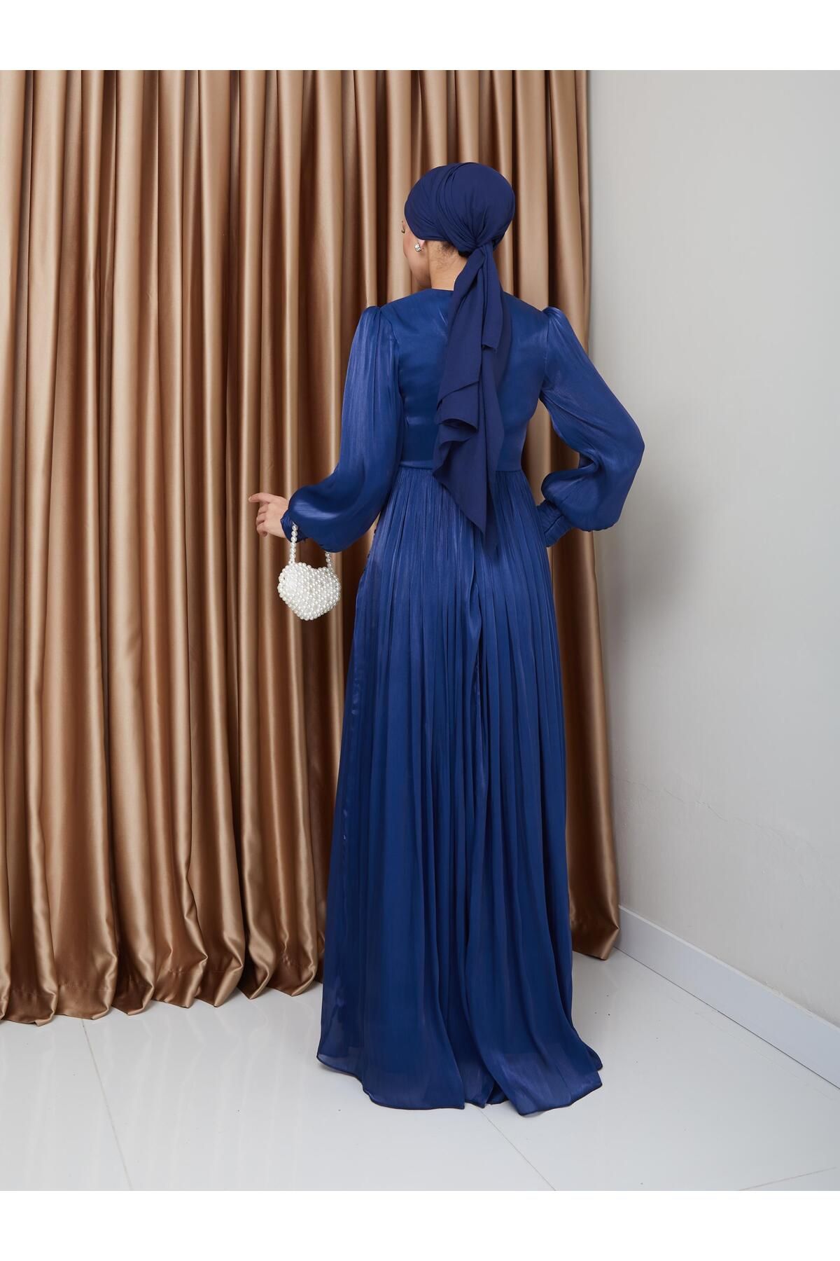Olcay-Hijab-Abendkleid aus Kristall-Chiffon – K. INDIGO 1230 mit Volant- und Falten-Detail 7